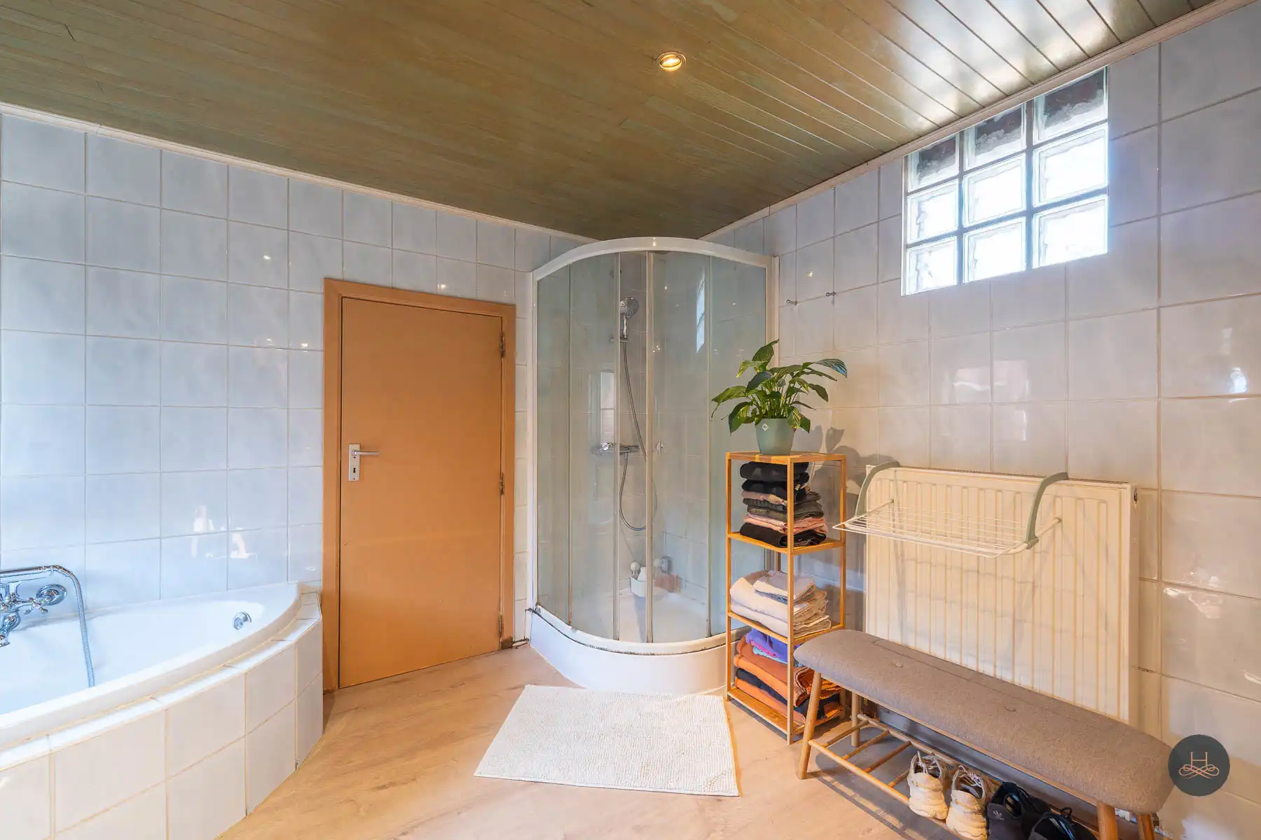 Ruime starterswoning met tuin en dubbele garage foto 21