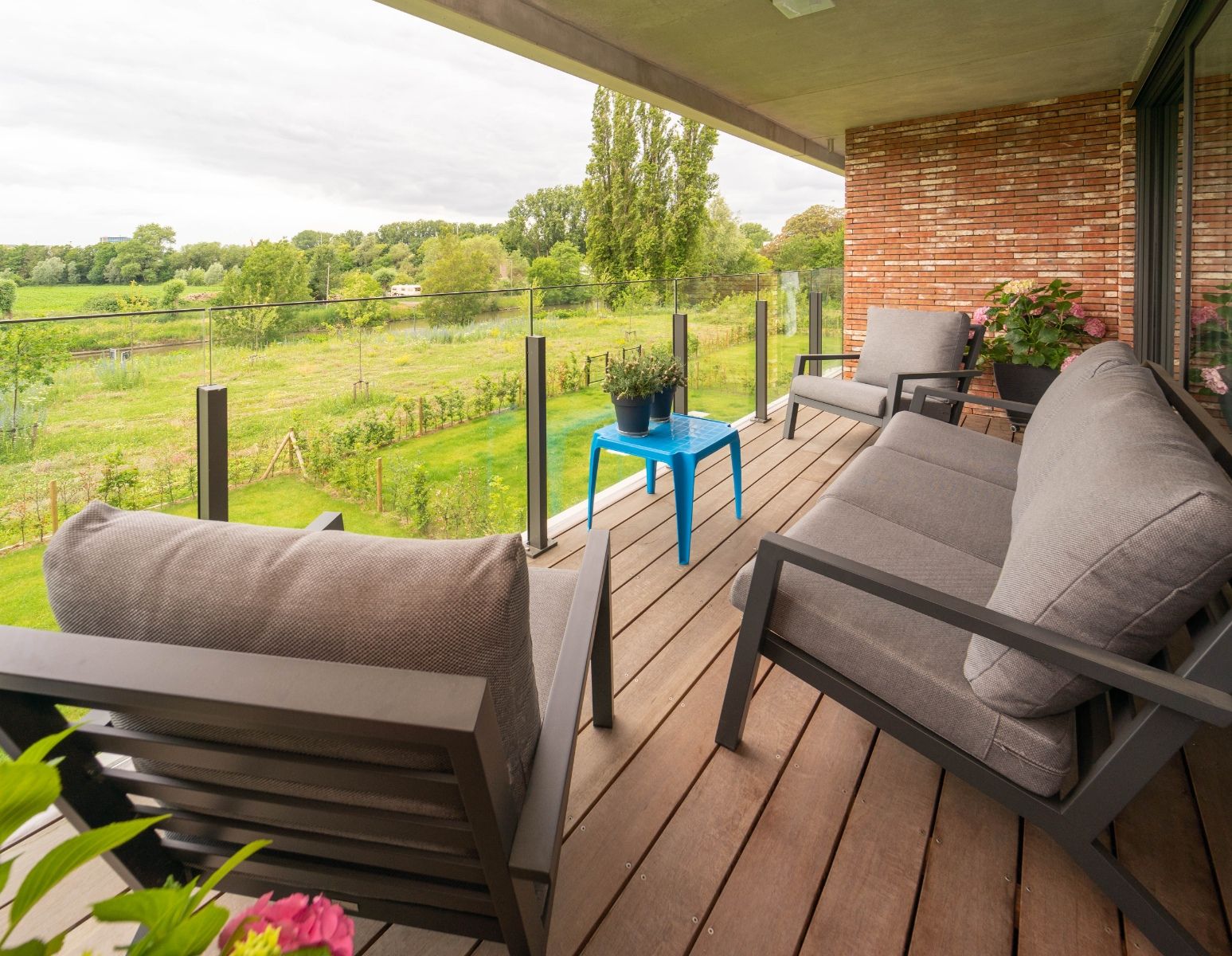 Luxe 2 slaapkamerappartement met 2 terrassen en privatieve tuin foto 4