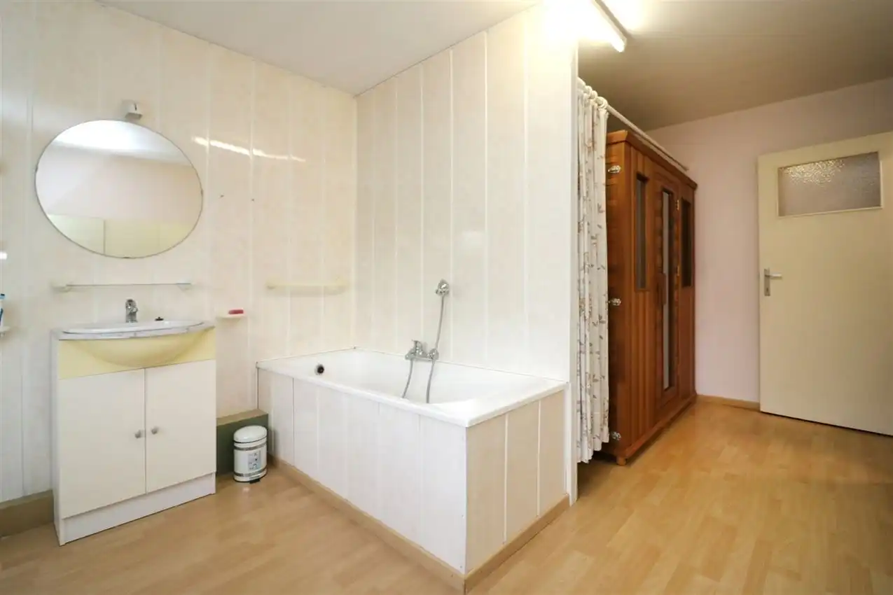 label c, nabij station, garage voor vijf wagens foto 39