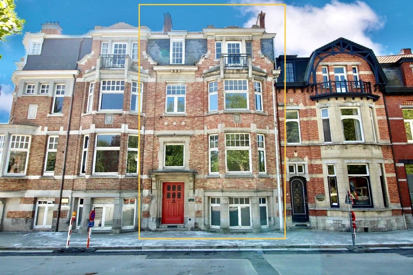 Riant herenhuis met praktijkmogelijkheid aan de Durme! foto {{pictureIndex}}