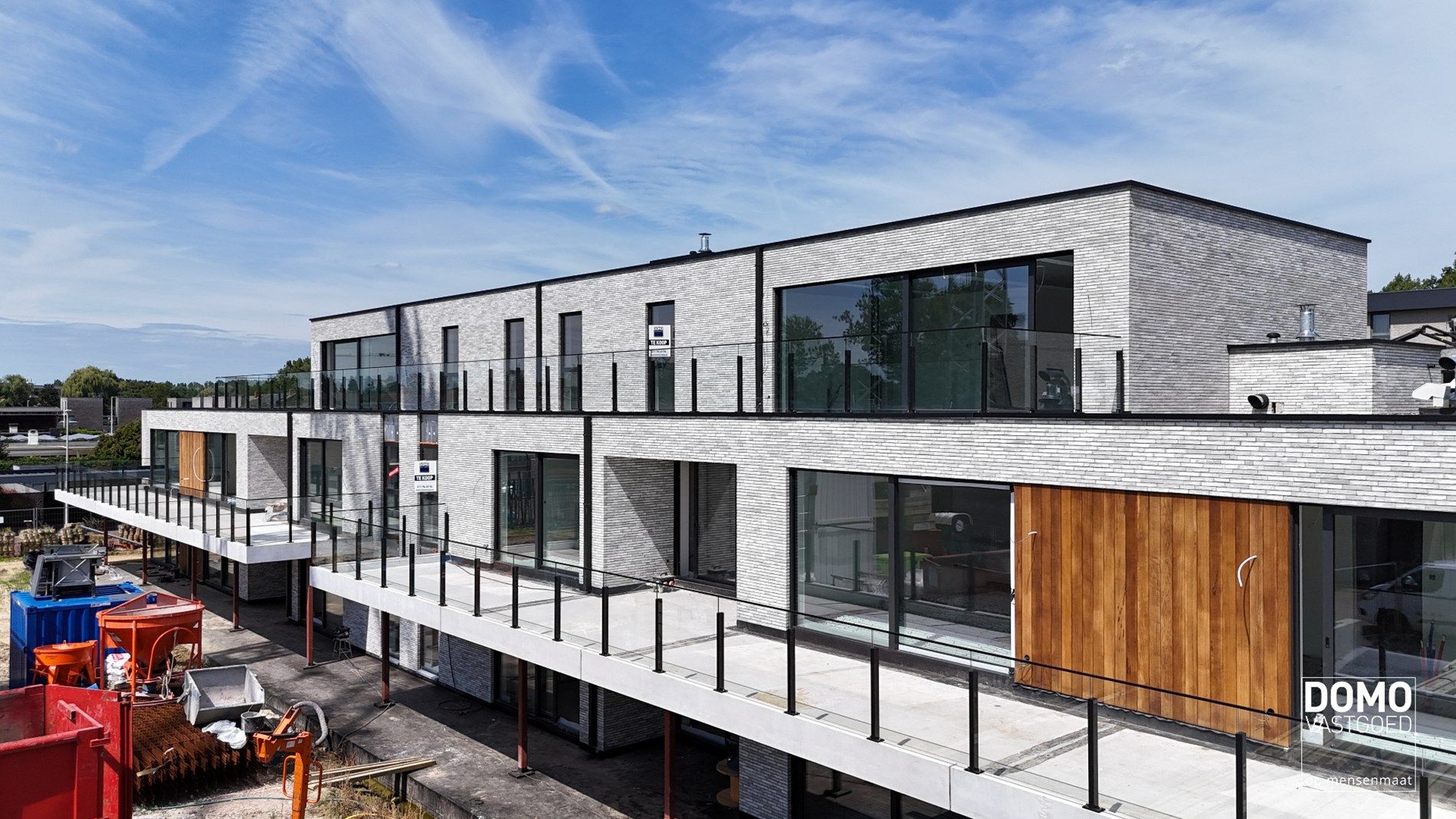 KNAP ARCHITECTURAAL WOONPROJECT IN HET CENTRUM VAN KERMT foto {{pictureIndex}}