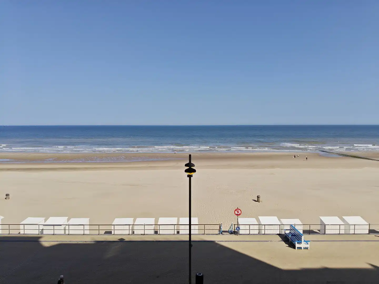 Lichtrijk appartement met panoramisch zeezicht aan de kust foto 3
