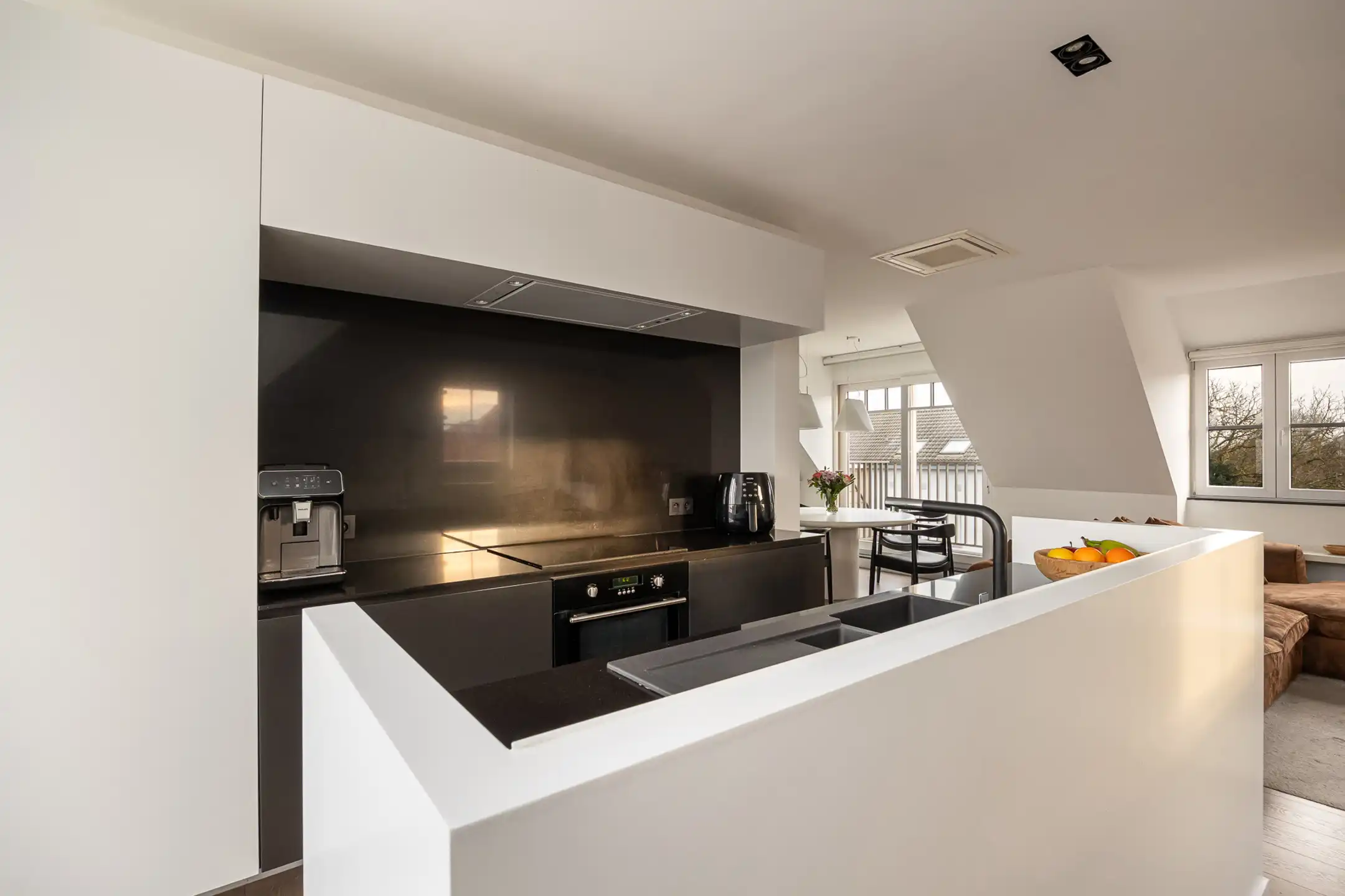 Knap dakappartement met fantastisch terras + garagebox foto 10