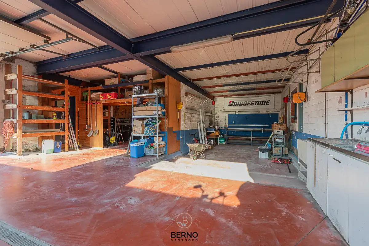 Ruime halfopen bebouwing met bijgebouw foto 24