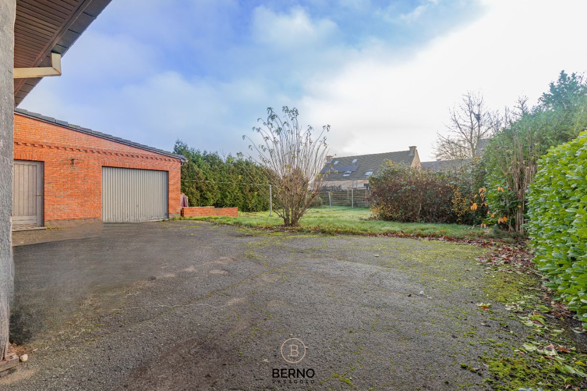 Te renoveren laagbouwwoning op 1.095m2 foto 15