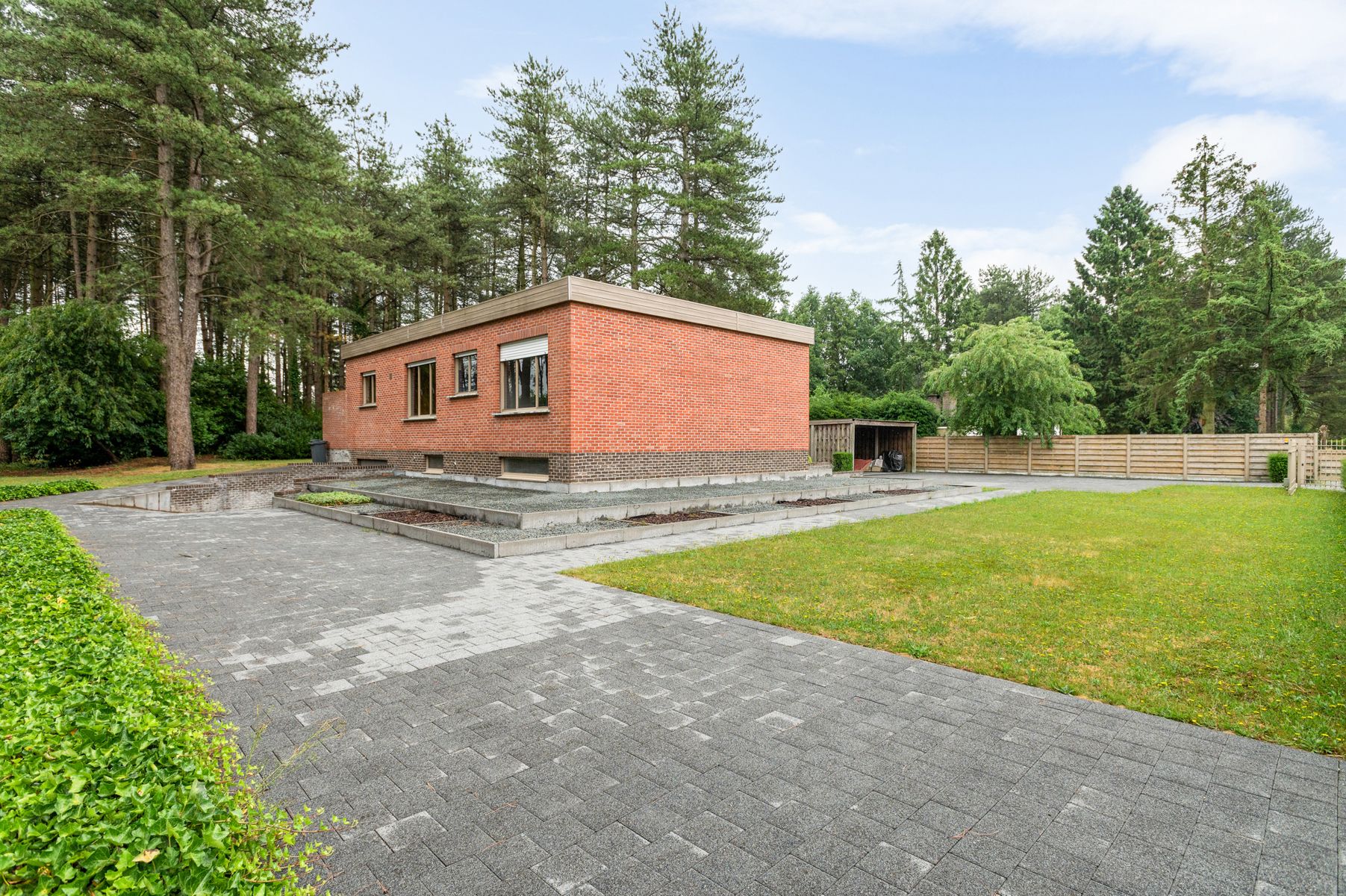 Gelijkvloerse villa met 3 slks op 2800m2 grond foto 2