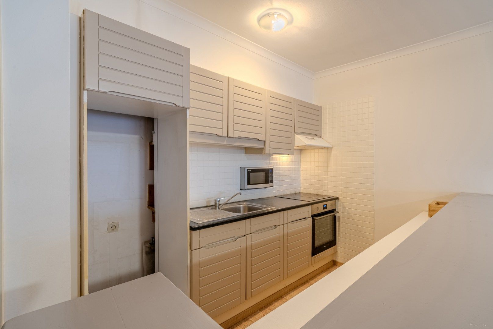 Lichtrijk appartement inclusief private garage foto 4