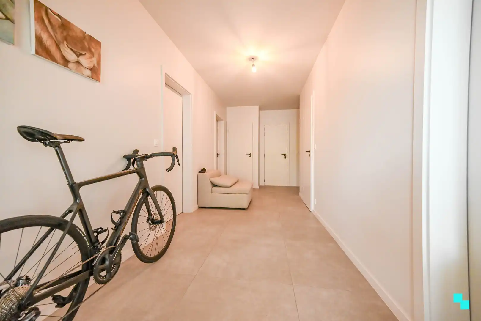 Ruim appartement met ondergrondse autostaanplaats foto 3