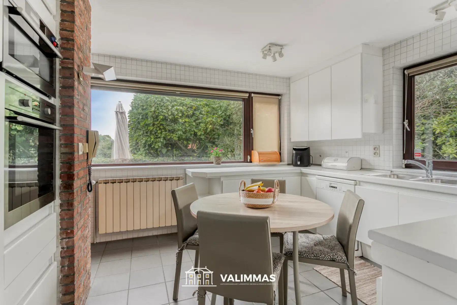 Zeer rustig gelegen villa met garage en tuin met zwemvijver foto 17