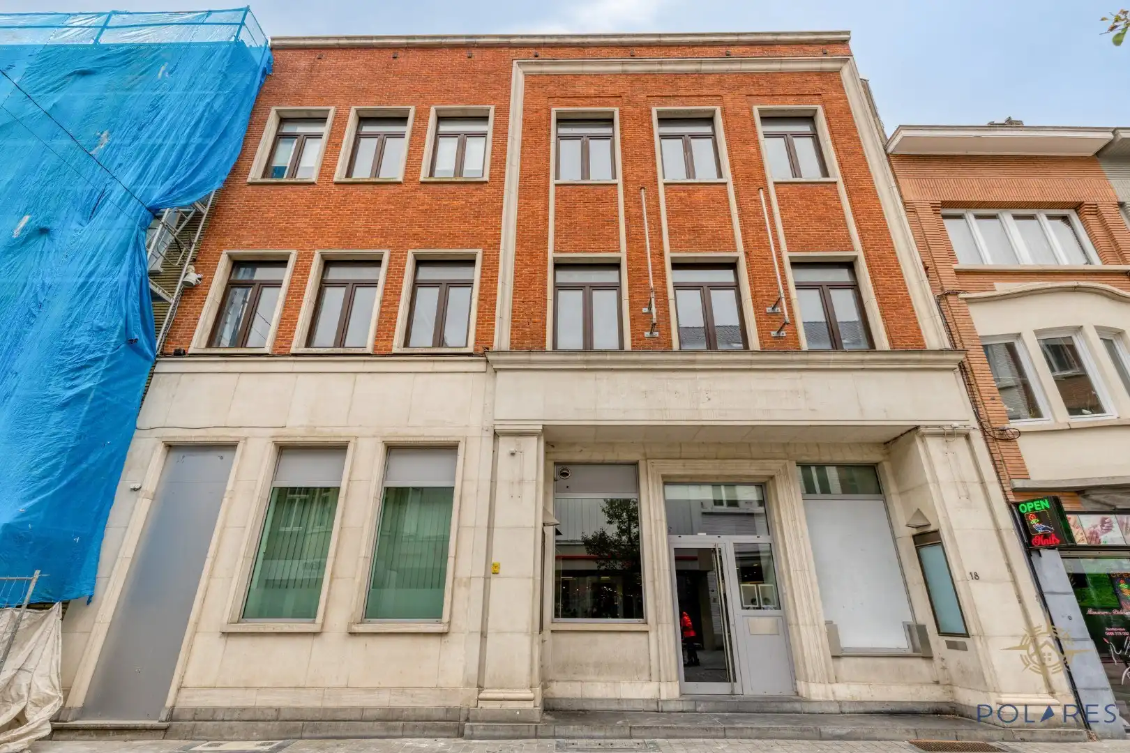 Hoofdfoto van de publicatie: Zeer groot kantoorpand in de winkelstraat van Vilvoorde