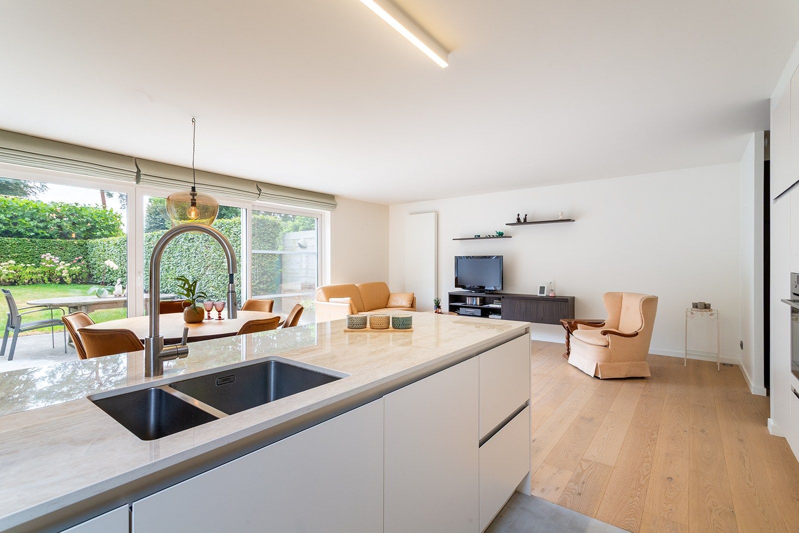 Instapklaar appartement met tuin en dubbele garage foto 4