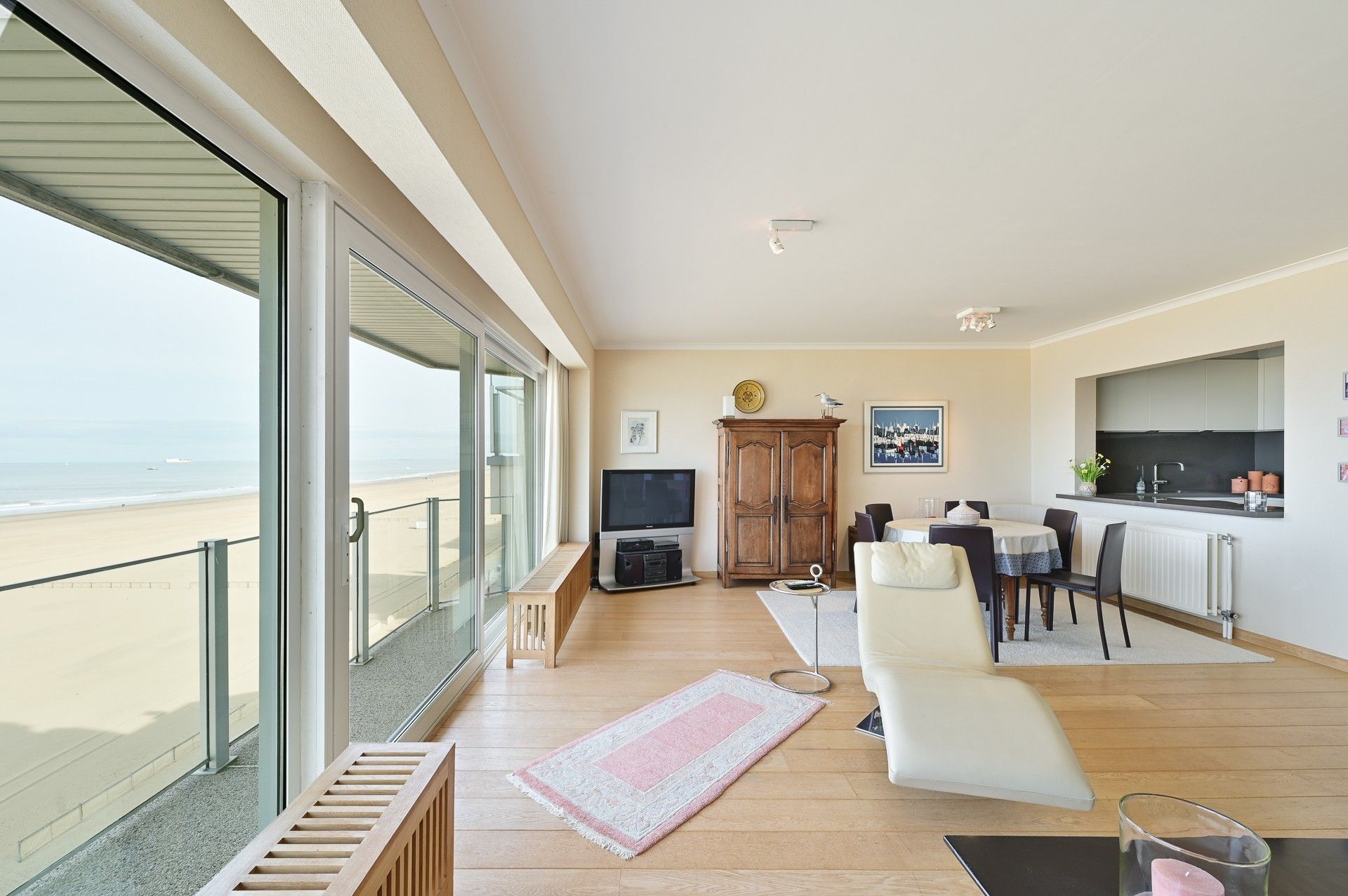 Ruim appartement, goed gelegen aan het Albertstrand te Knokke. foto 2