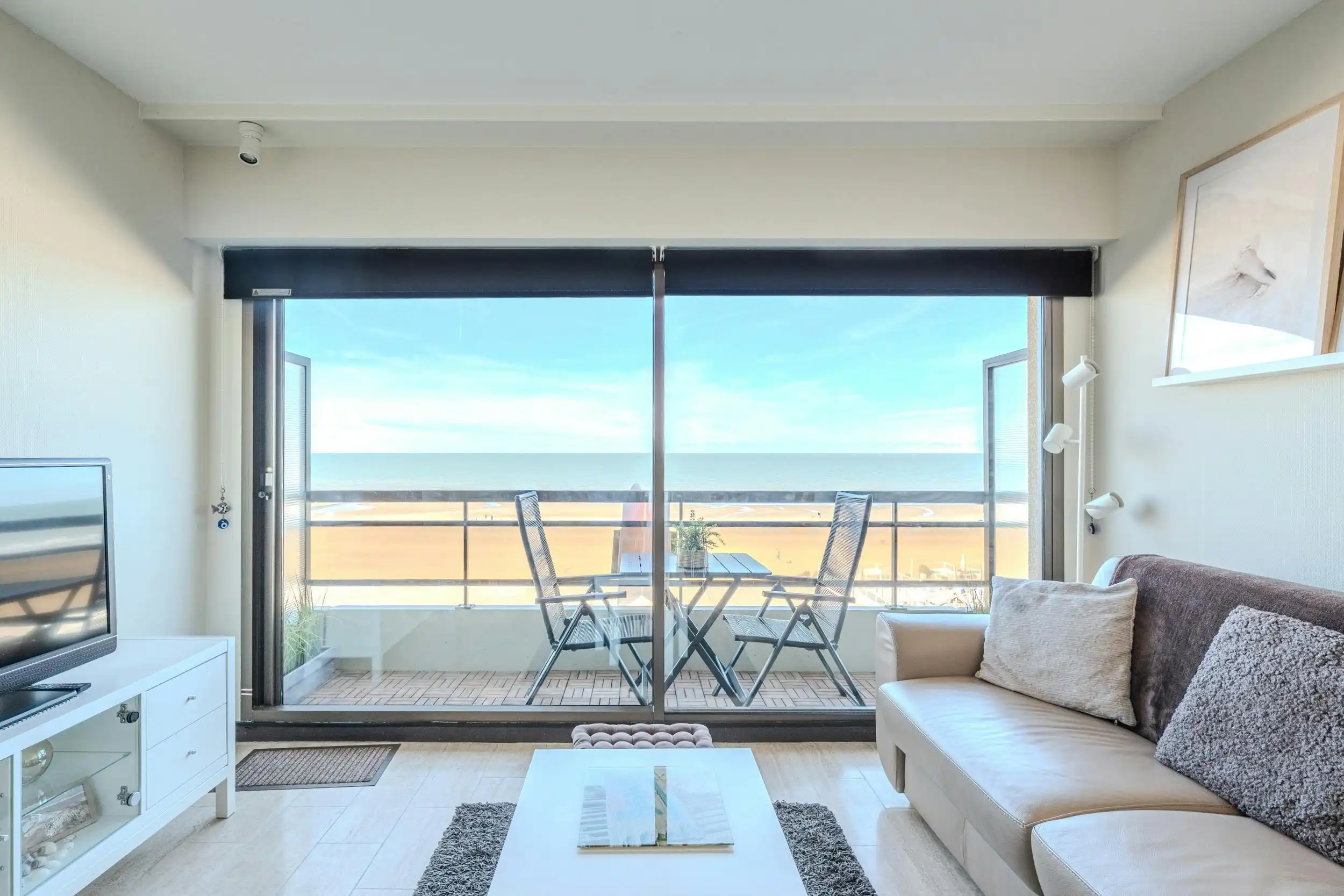 Lichtrijke studio met terras en fenomenaal frontaal zeezicht te koop! foto {{pictureIndex}}