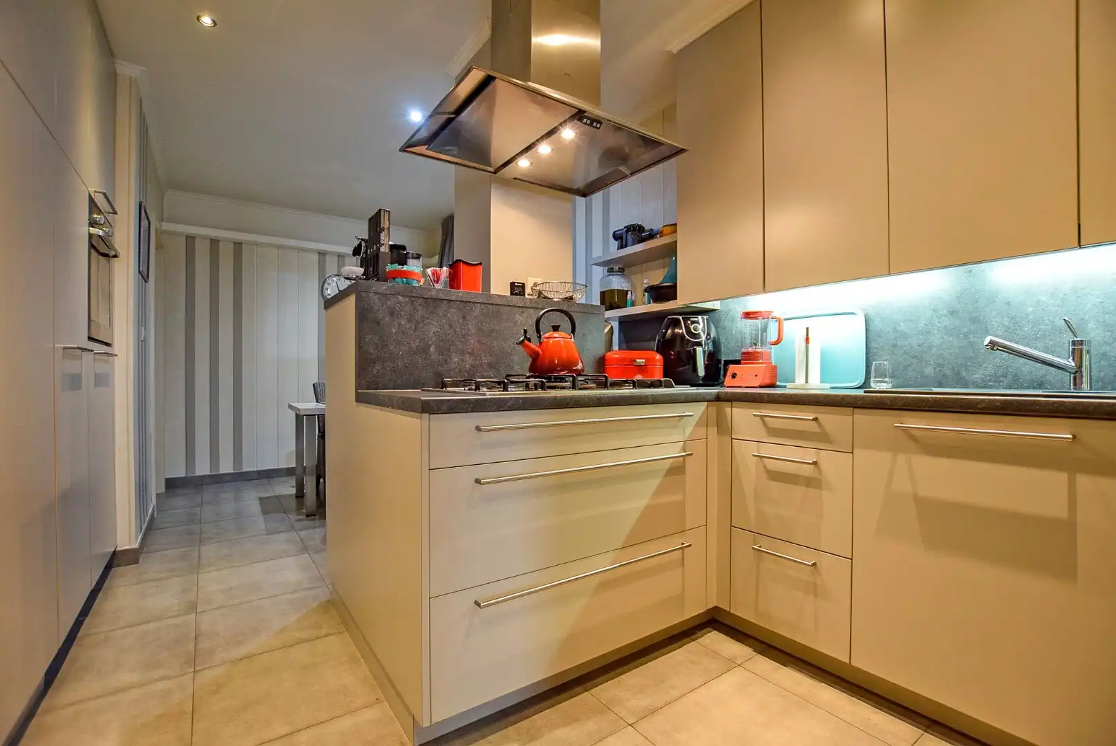 Prachtig onderhouden gelijkvloersappartement van maar liefst 175m² gelegen op 50m van het strand te Sint-Idesbald. foto 5