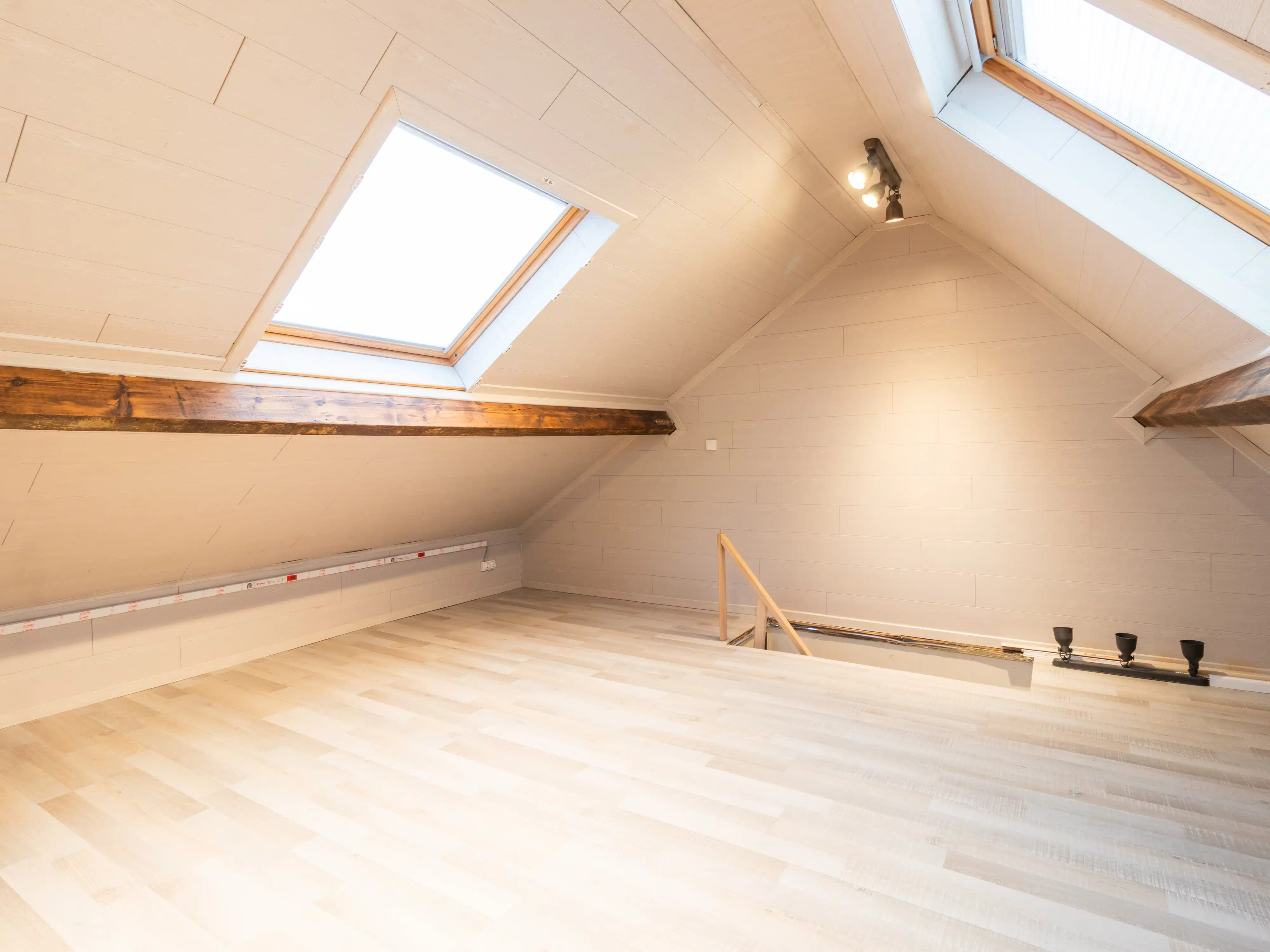 Instapklare halfopen bebouwing met werkplaats en tuin foto 14