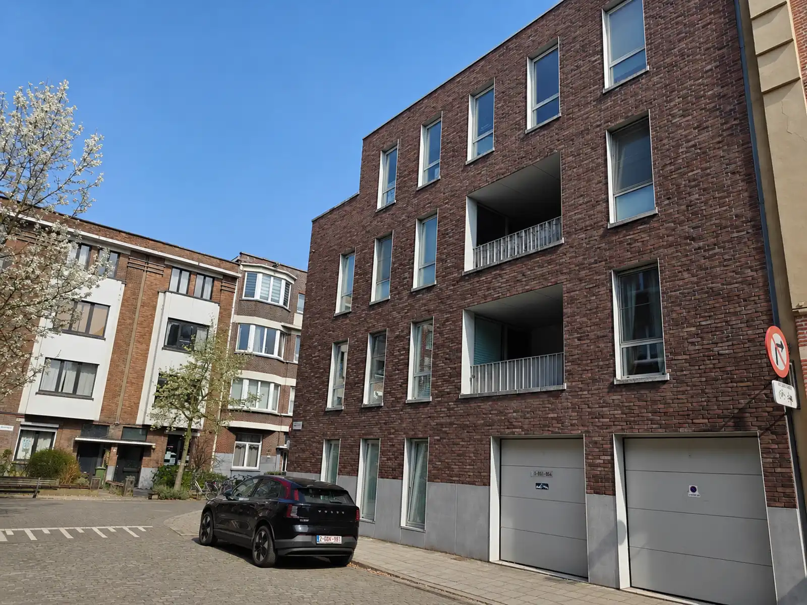 Berchem | Modern en lichtrijk 1 slpk app. + P foto 8
