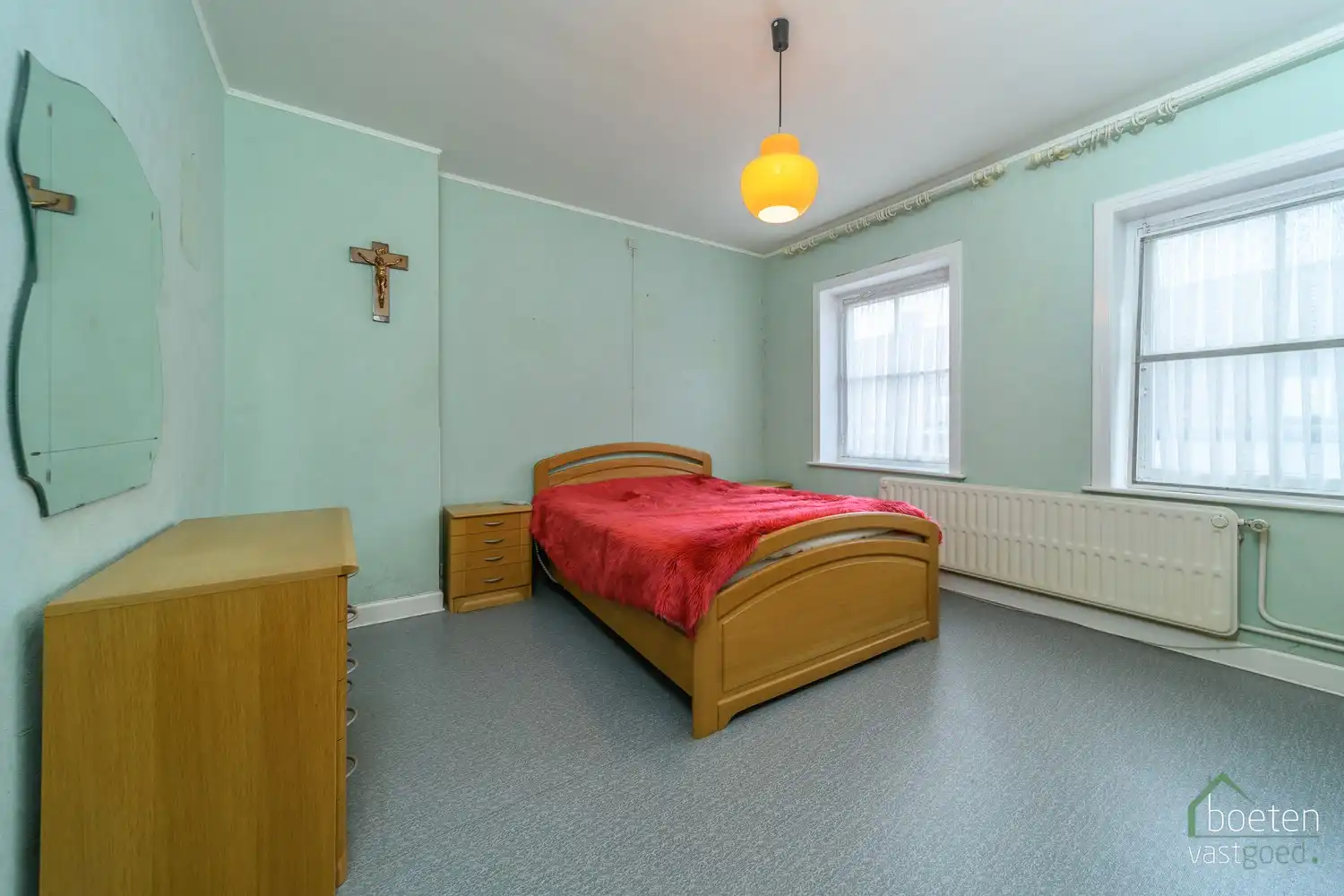 ROESBRUGGE: Ruime maar te moderniseren rijwoning met 4 slpks., grote garage en gezellige tuin op 492m² grondopp. foto 11