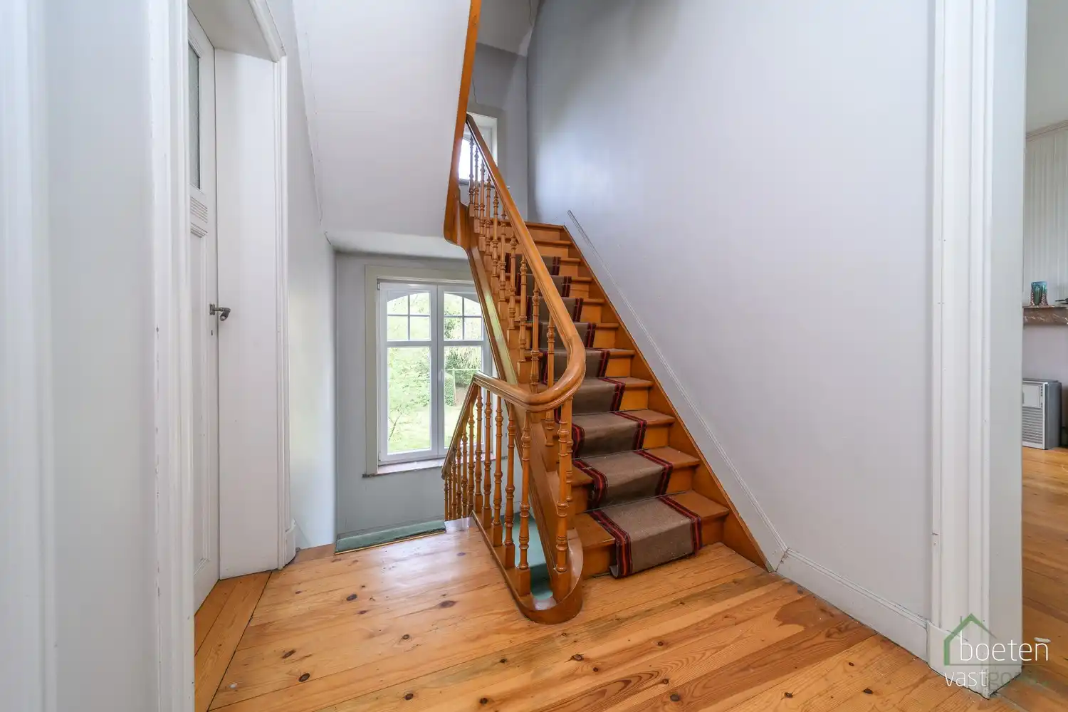 ALVERINGEM: Karaktervolle herenwoning uit het interbellum (jaren 30) met authentieke geveldetails en een warm landelijk interieur op 3.253 m² totale grondopp. foto 22