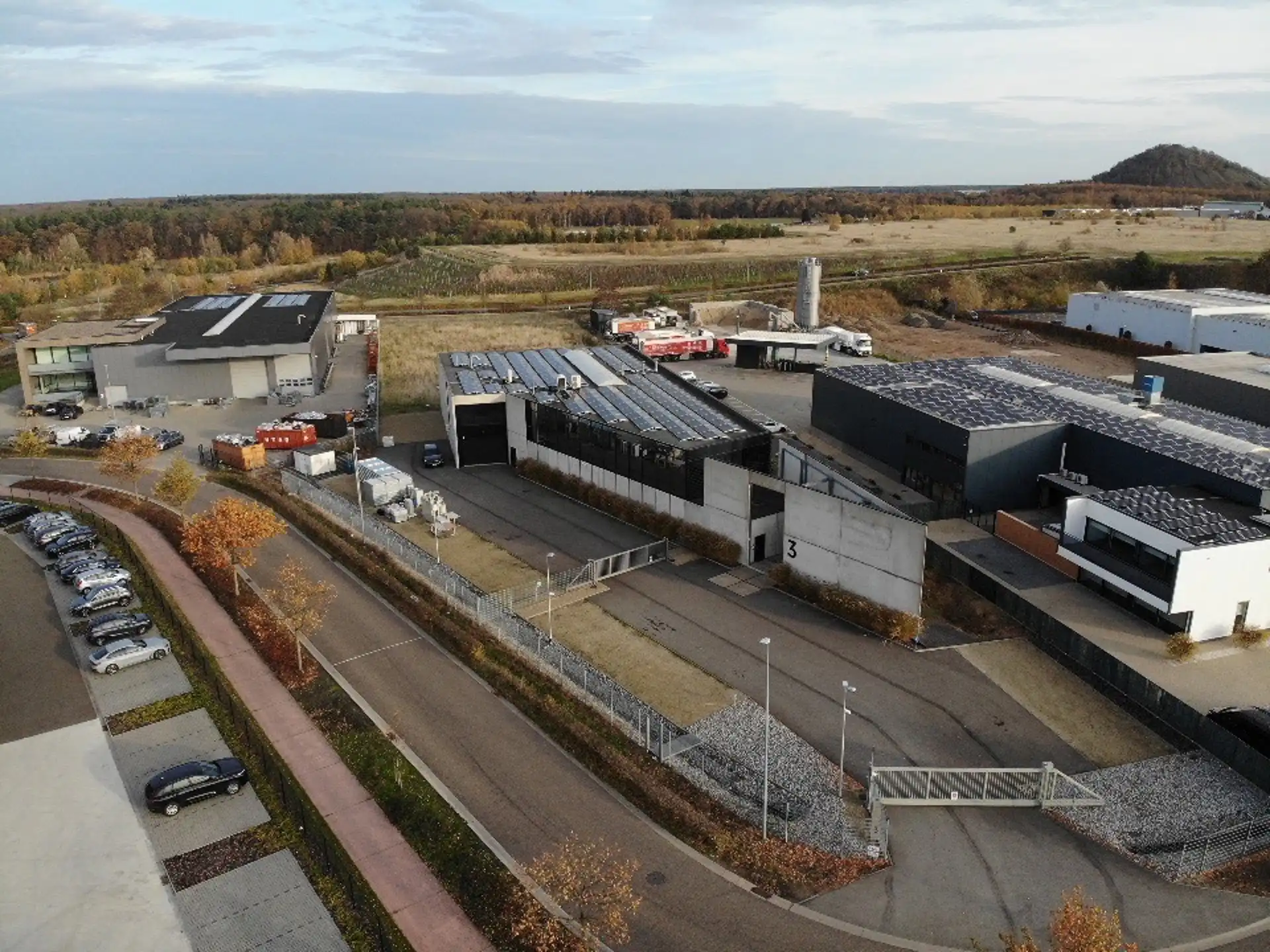 Uitzonderlijk bedrijfsgebouw op Genk-Noord foto 3