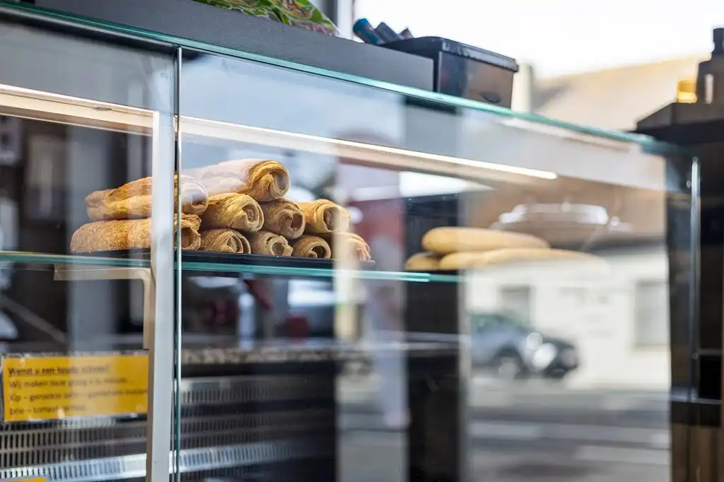 HOOGSTADE: Commercieel gelegen handelspand langs de baan N8 Veurne-Ieper, momenteel ingericht als broodjeszaak maar zeker ook andere mogelijkheden (verhuurd). foto 12