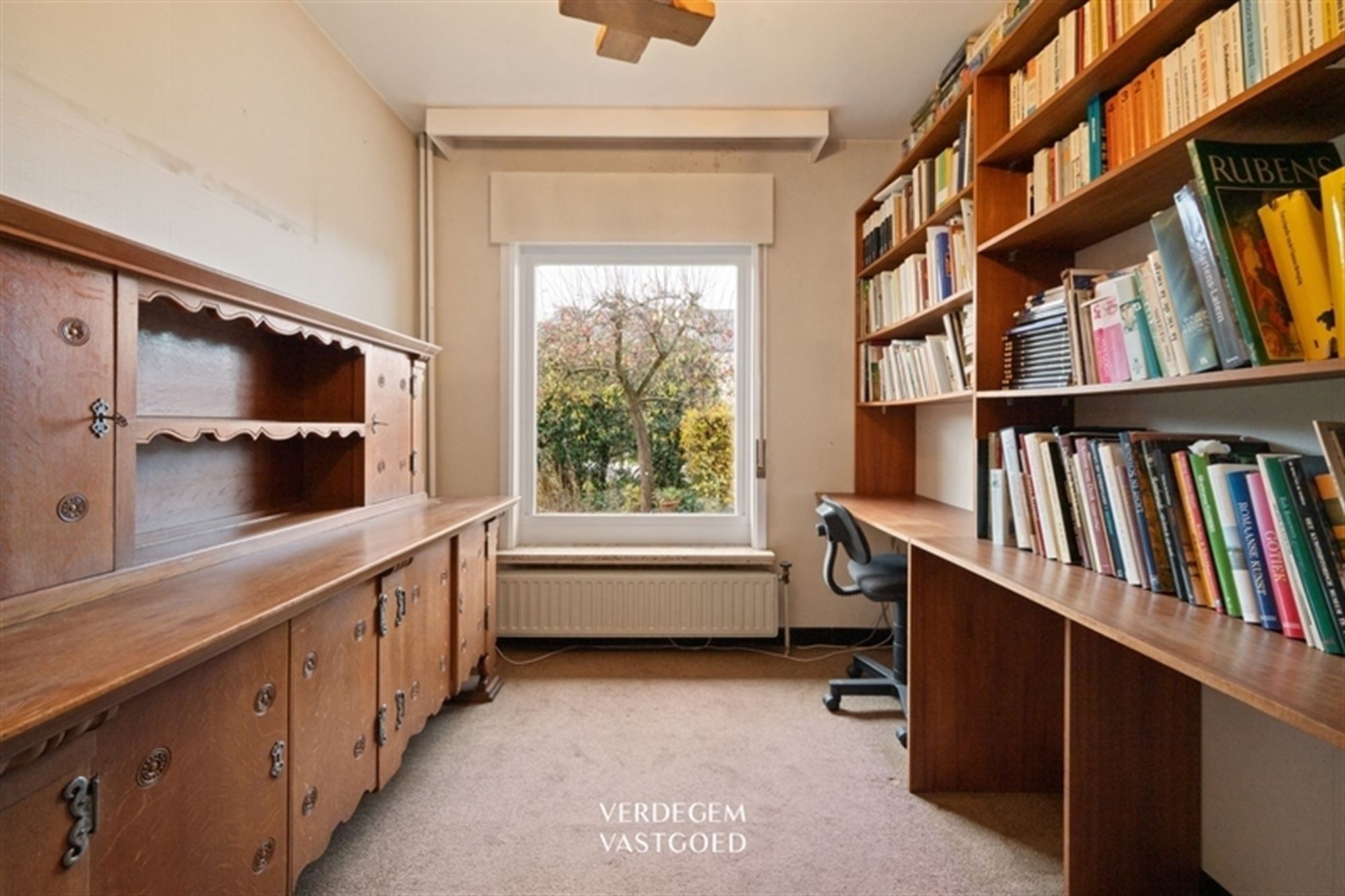 Ruime villawoning met 4+1 slaapkamers en fijne tuin, te renoveren foto 9