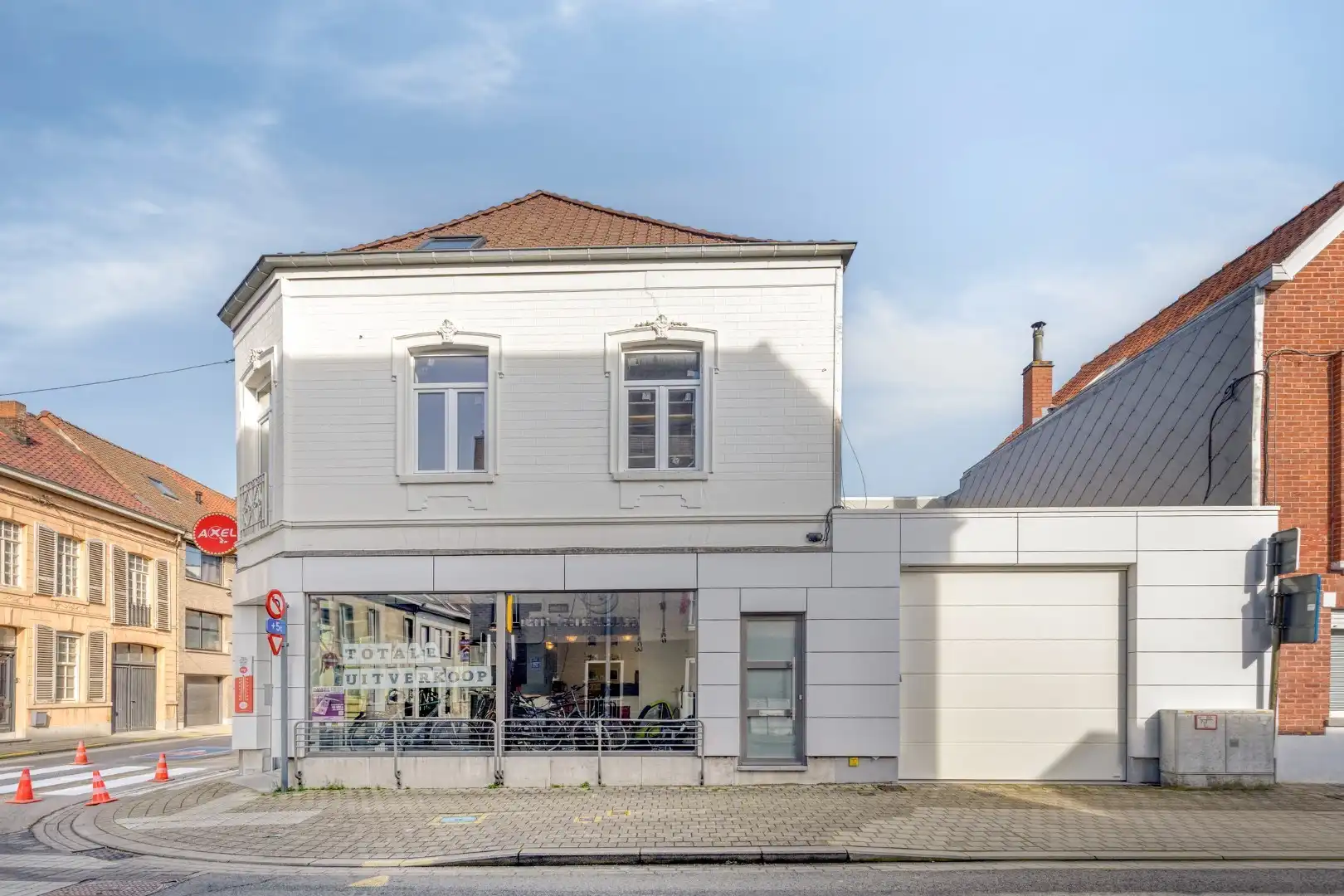 Hoofdfoto van de publicatie: Commercieel pand met verder af te werken appartement en garage op topligging!
