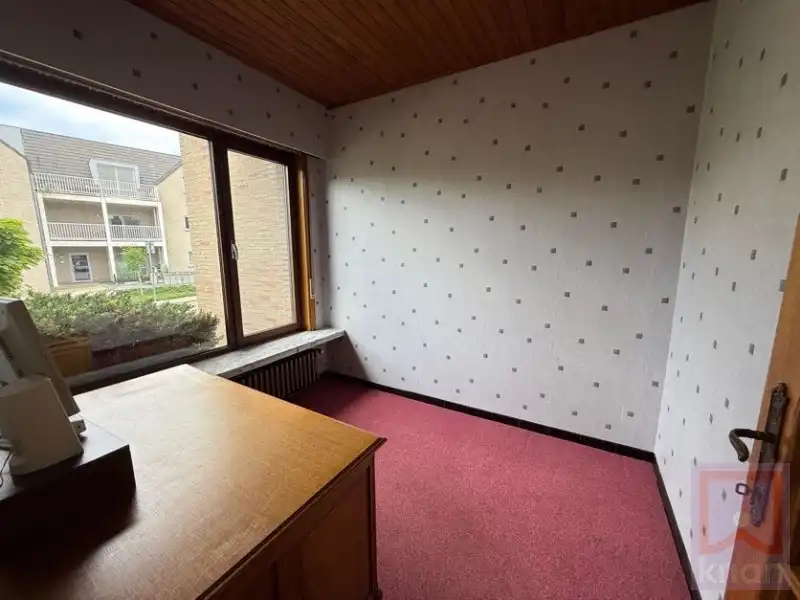 Ruime woning met tuin, 2 grote garages en kelder op 688m²! foto 8