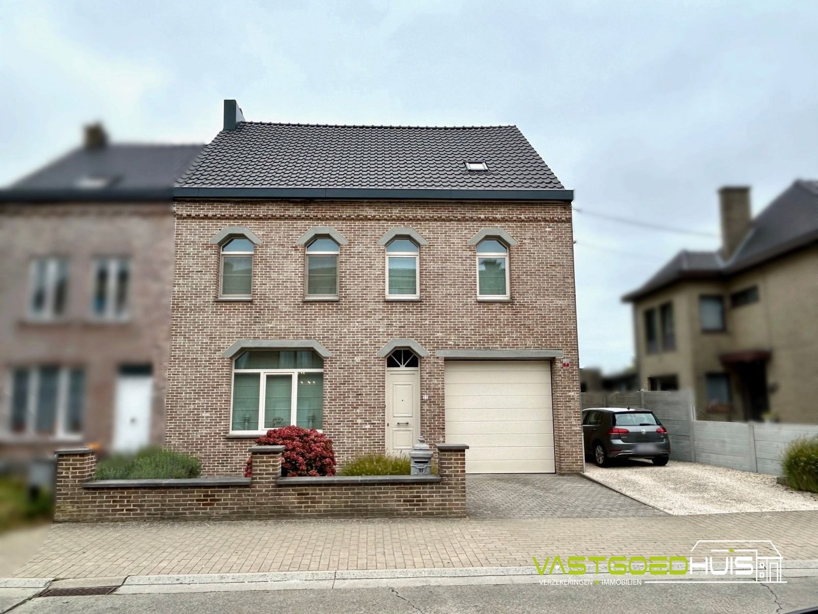 Hedendaagse, instapklare HOB met garage en tuin foto {{pictureIndex}}