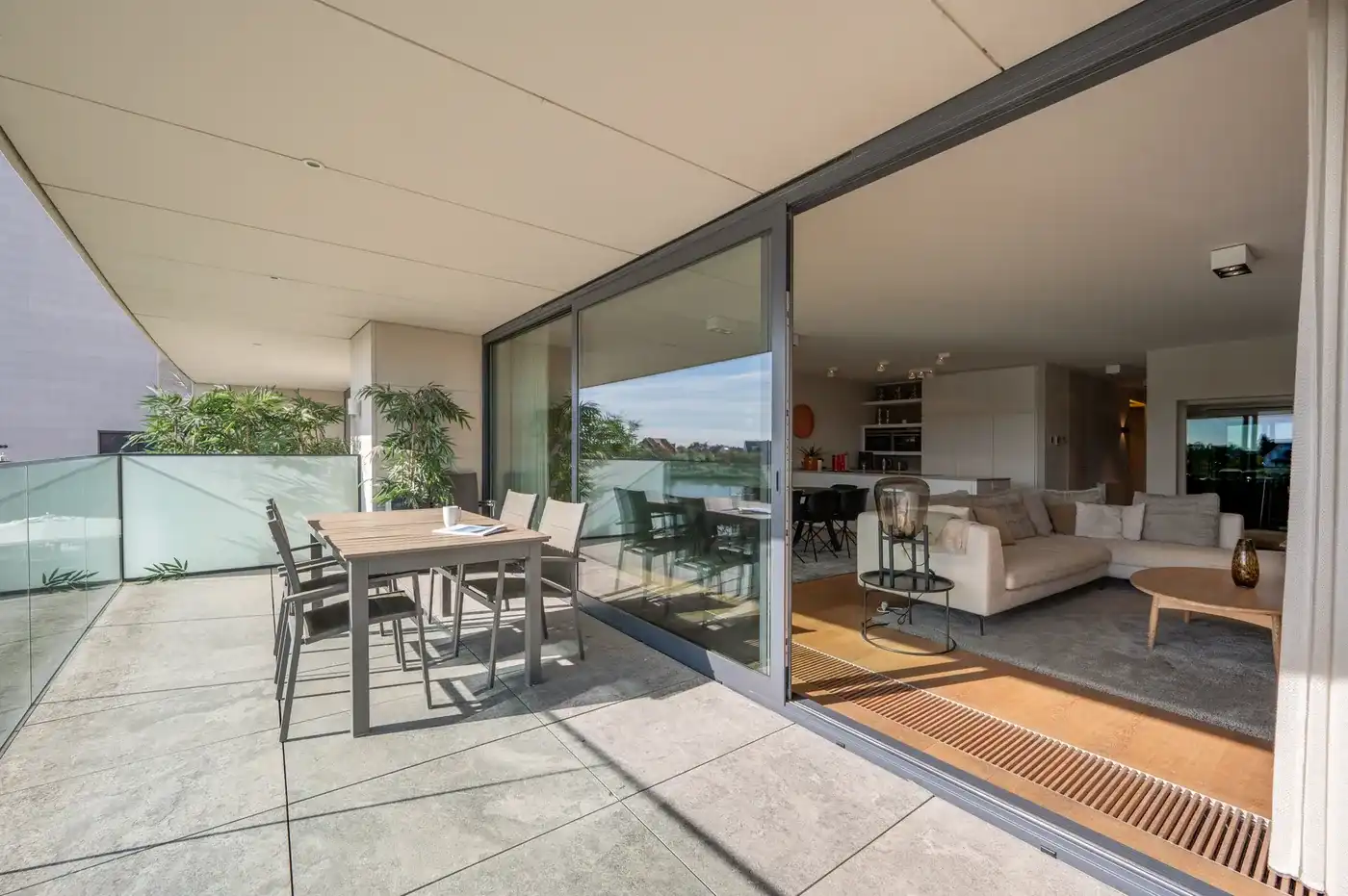 Uitzonderlijk ruim en breed appartement met zuidgericht terras en uniek zicht over het Zegemeer - dubbele garage foto 9