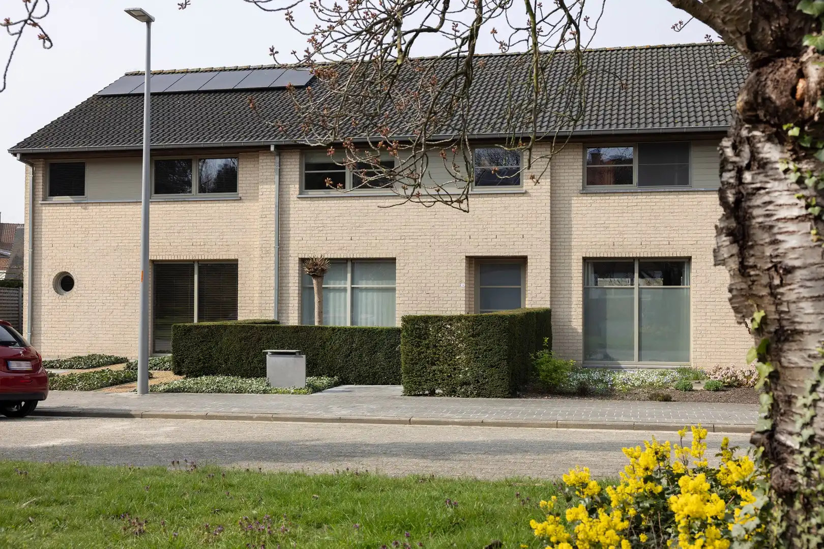 Gezellige stadswoning met zongerichte tuin, garage & parking. foto {{pictureIndex}}
