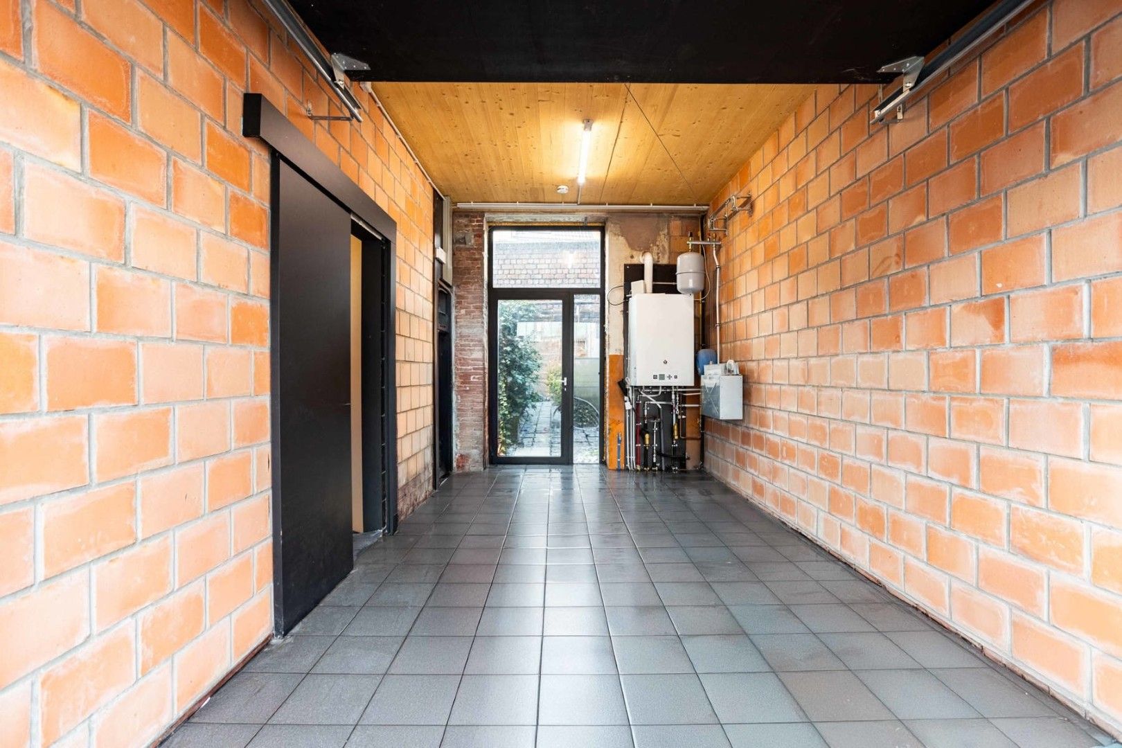 HIGH-END HANDELSRUIMTE OF KANTOOR MET GARAGE foto 21