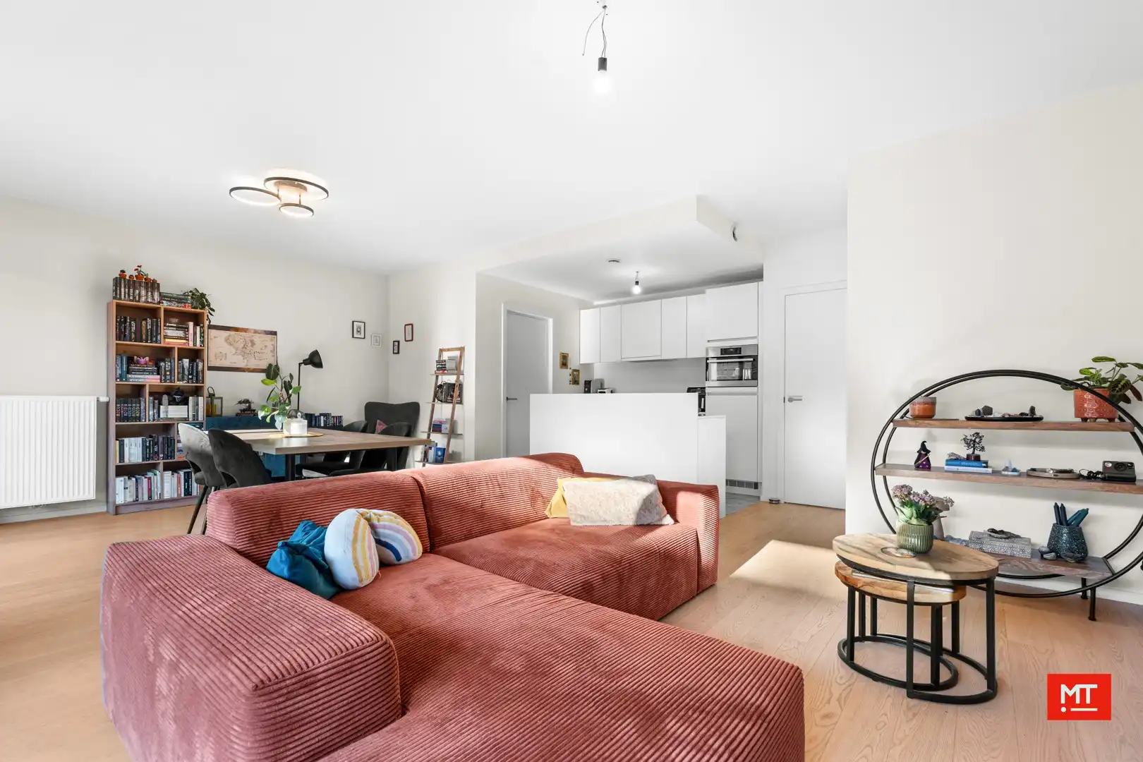 Recent appartement met 2 slaapkamers en ondergrondse parkeerplaats te koop in hartje Ieper foto 3