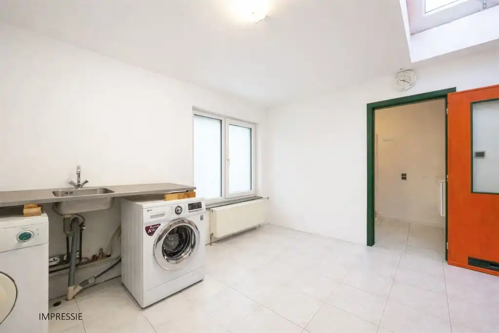 Ruim gelijkvloers kantoor met multifunctionele achterbouw foto 16