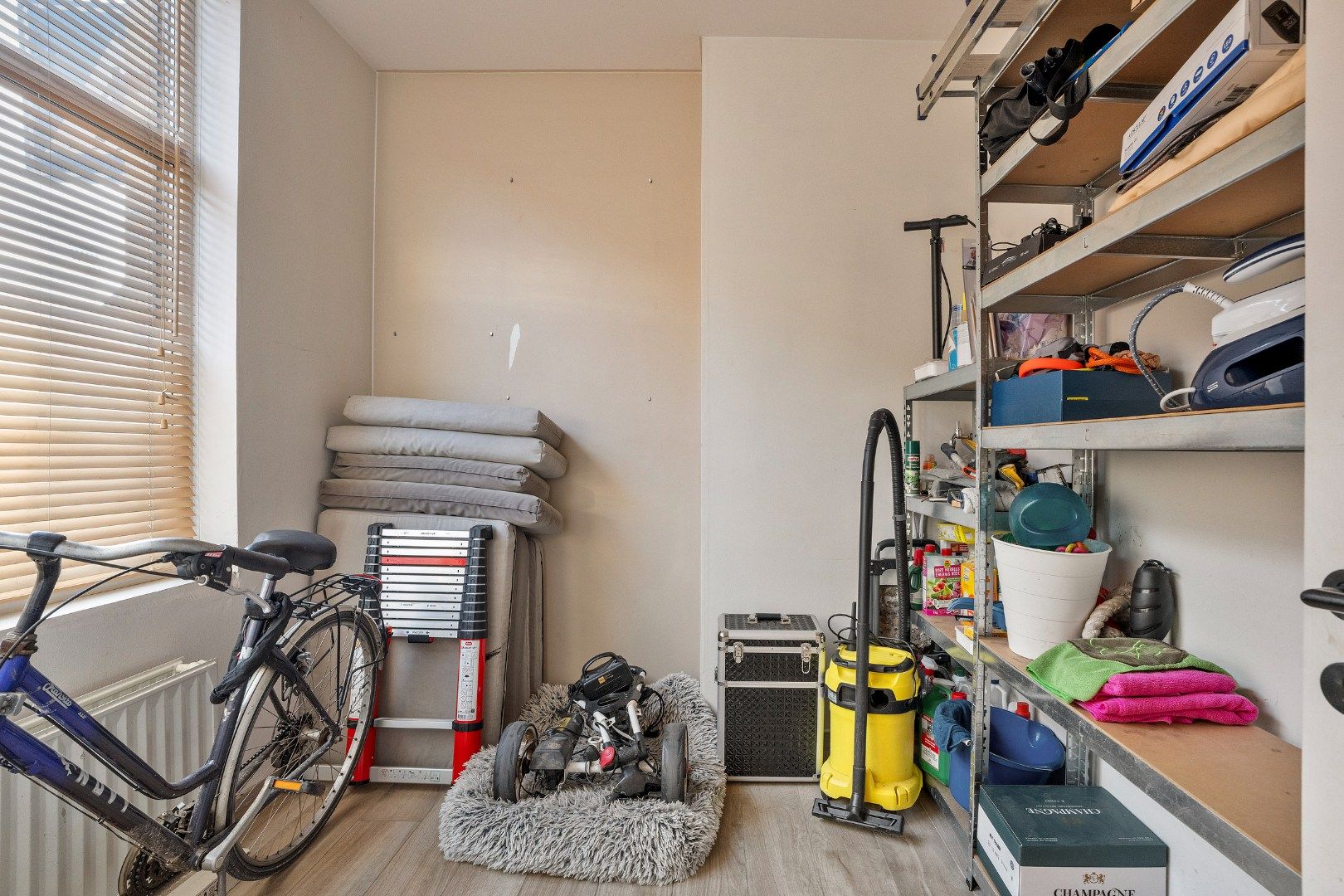 Instapklare, lichtrijke woning met 3 slaapkamers en tuin in Kortrijk foto 12