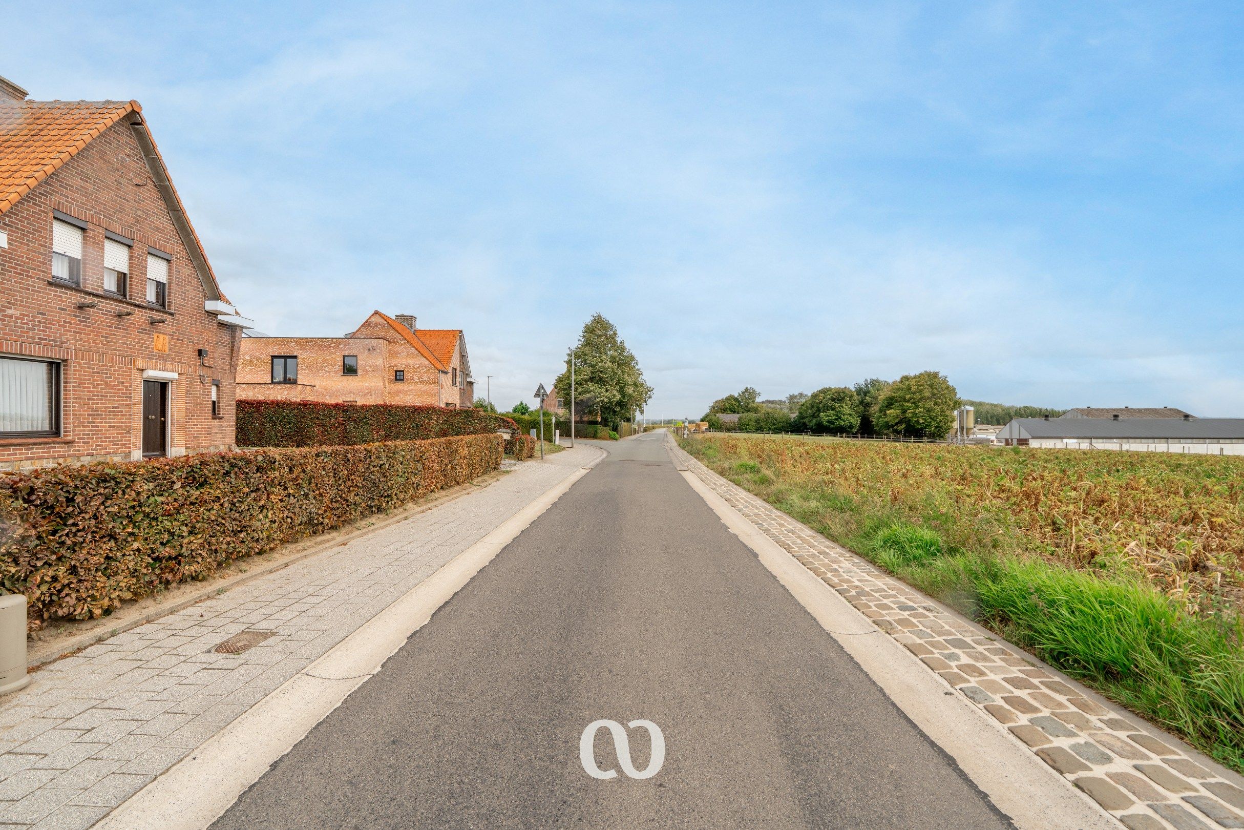 Alleenstaande woning met tuin en prachtig uitzicht in Huise foto 17