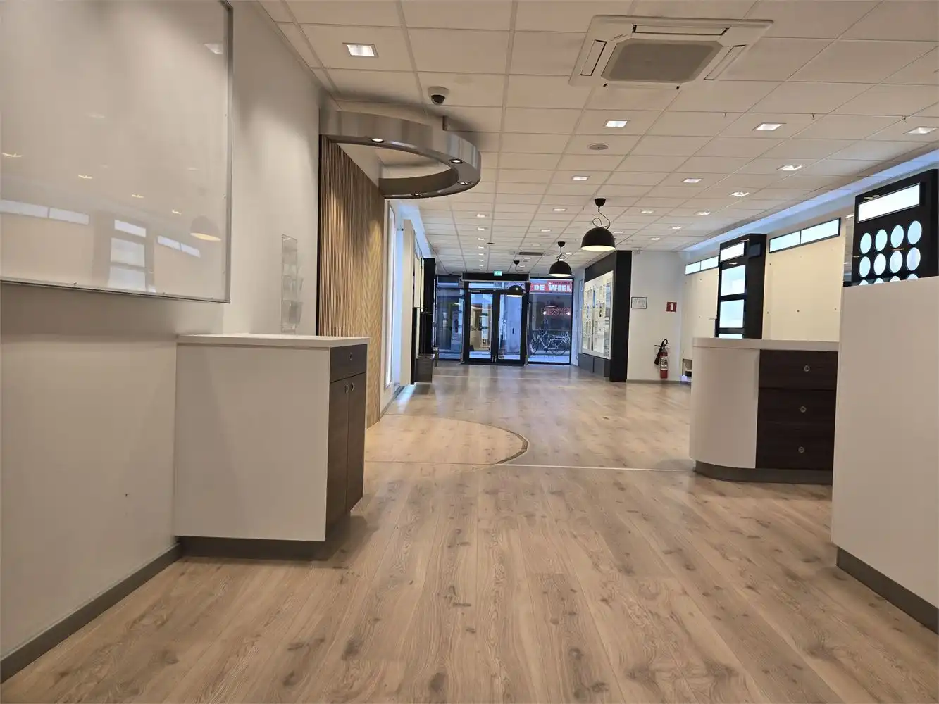 Ruim handelspand met brede vitrine in hartje Lier foto 4