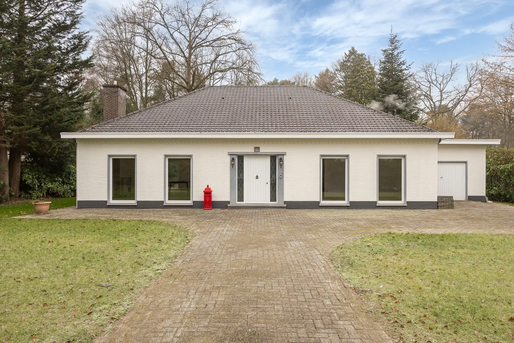 Laagbouwvilla op een prachtig perceel van ca . 3058 m² foto {{pictureIndex}}