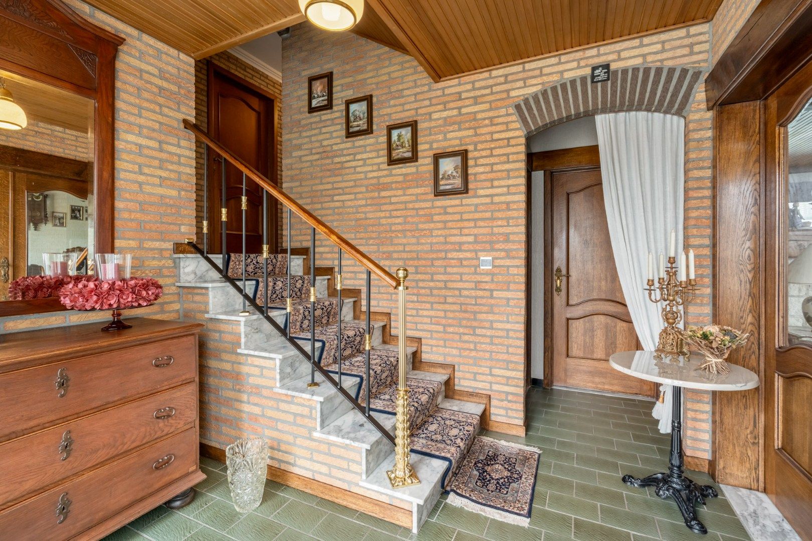 Goed onderhouden split-levelgezinswoning met paardenstallen op een riant perceel van maar liefst 68a79ca!  foto 5