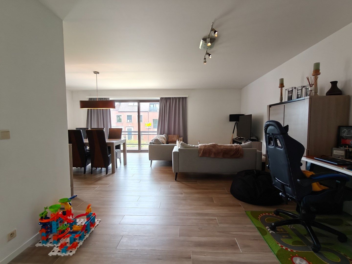 Ruim en licht appartement met drie terrassen en ondergrondse parkeerplaats foto 3