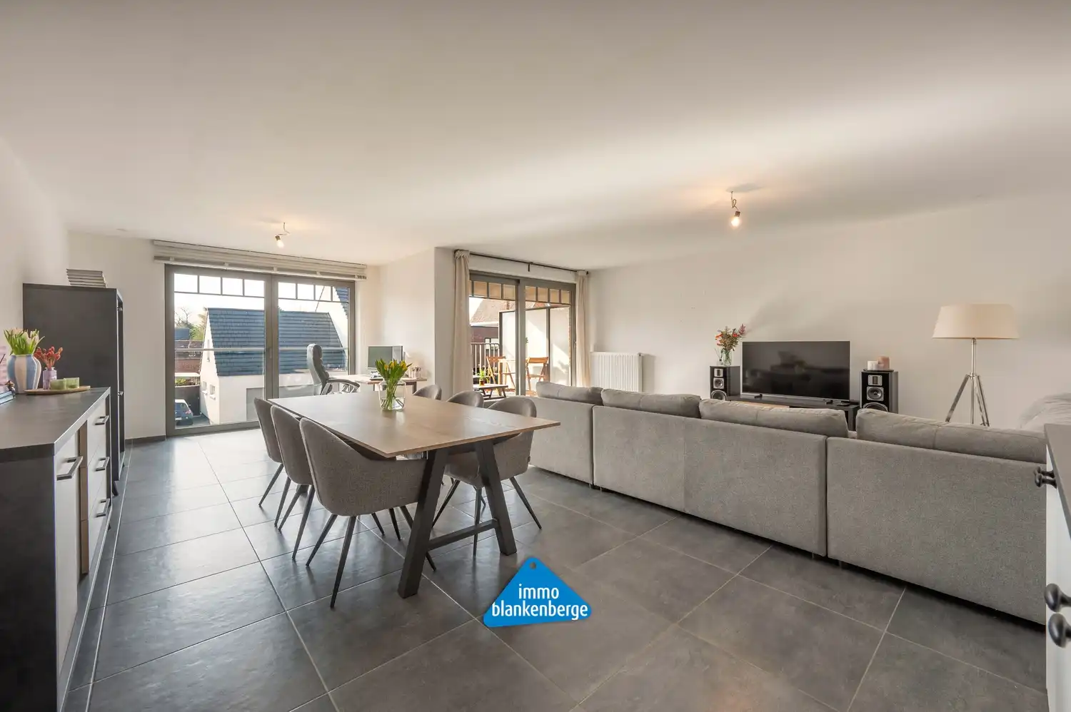 Instapklaar en verrassend ruim appartement met zonnig terras in het centrum van Beernem foto 2