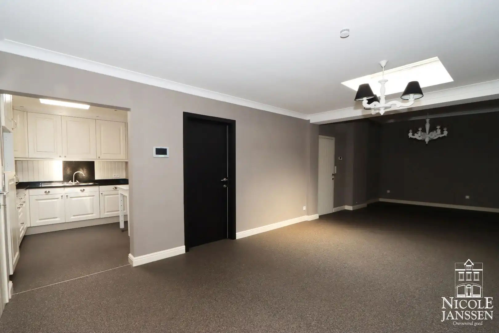 Toffe instapklare en ruim ingedeelde woning met leuk tuintje en carport foto 7