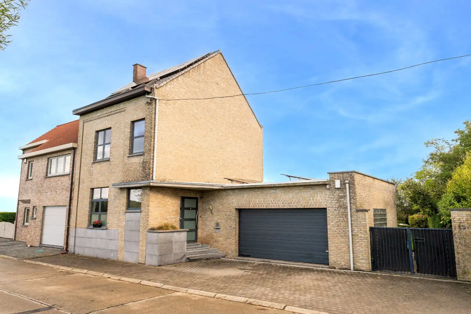 Hoofdfoto van de publicatie: Instapklare driegevelwoning met 3 slpk te Lembeek