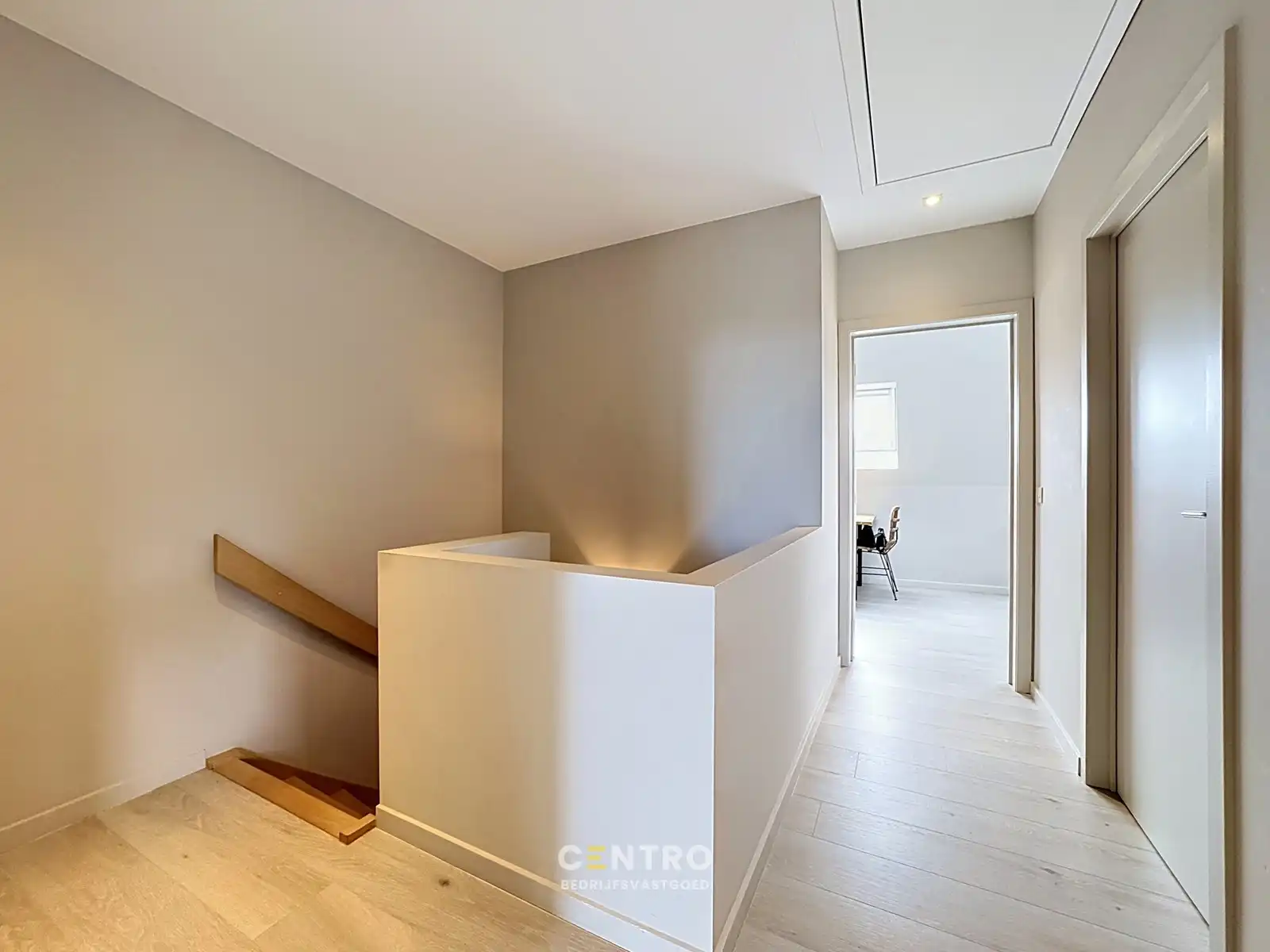 Strategisch gelegen BEDRIJFSPAND met magazijn, kantoren, verhuurd appartement & perceel bouwgrond (villa-bouw) nabij autosnelwegen te 8000 Brugge foto 9