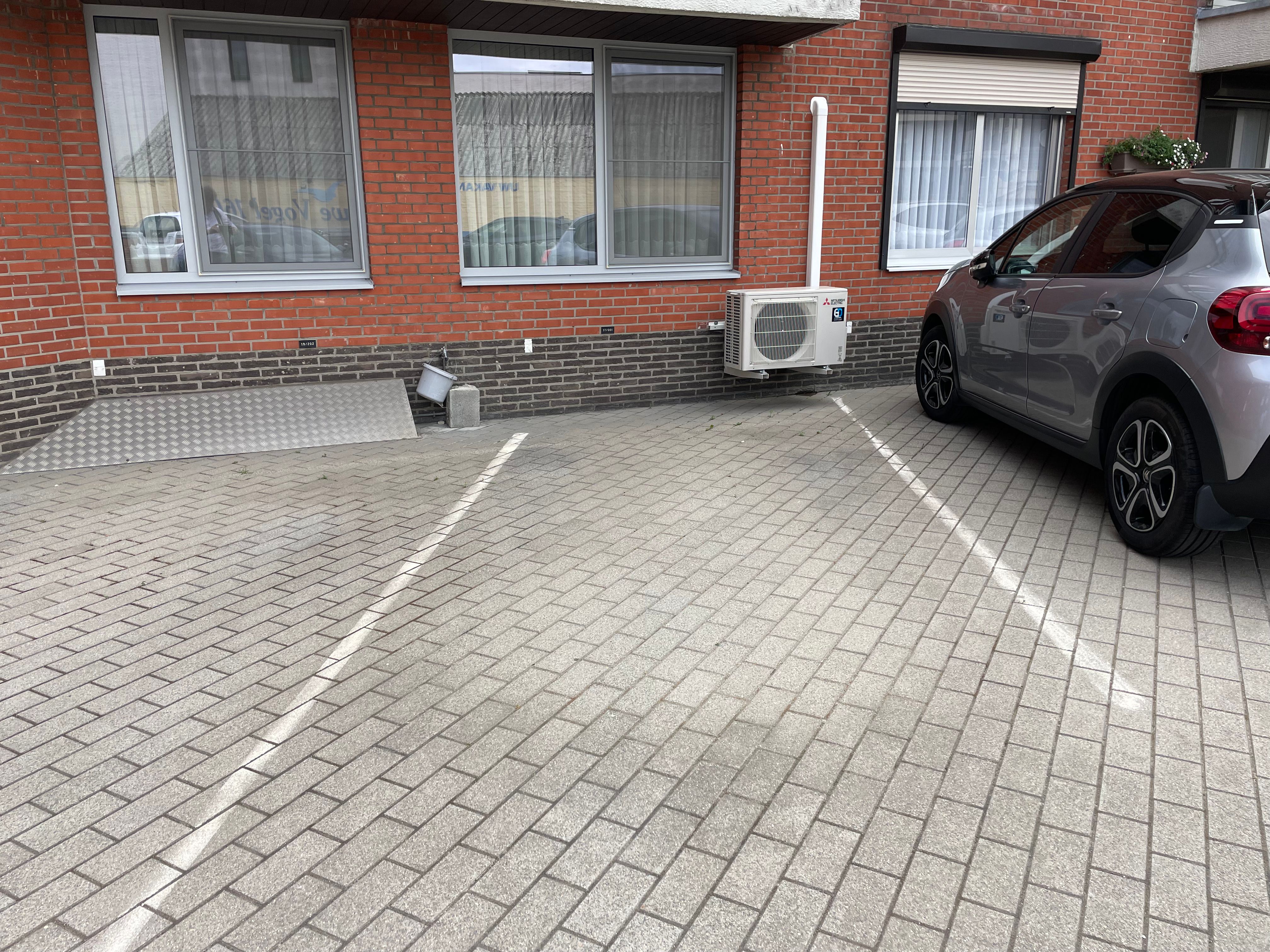 Gerenoveerd tweeslaapkamer appartement met autostaanplaats vlakbij stadscentrum. foto 17