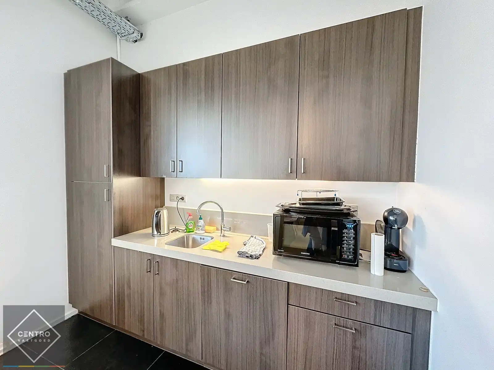 Instapklare KANTOORRUIMTE (230m²) voorzien van alle comfort (databekabeling, airco,...) met private parkeergelegenheid. Vlot bereikbaar via Expresweg van Brugge! foto 9