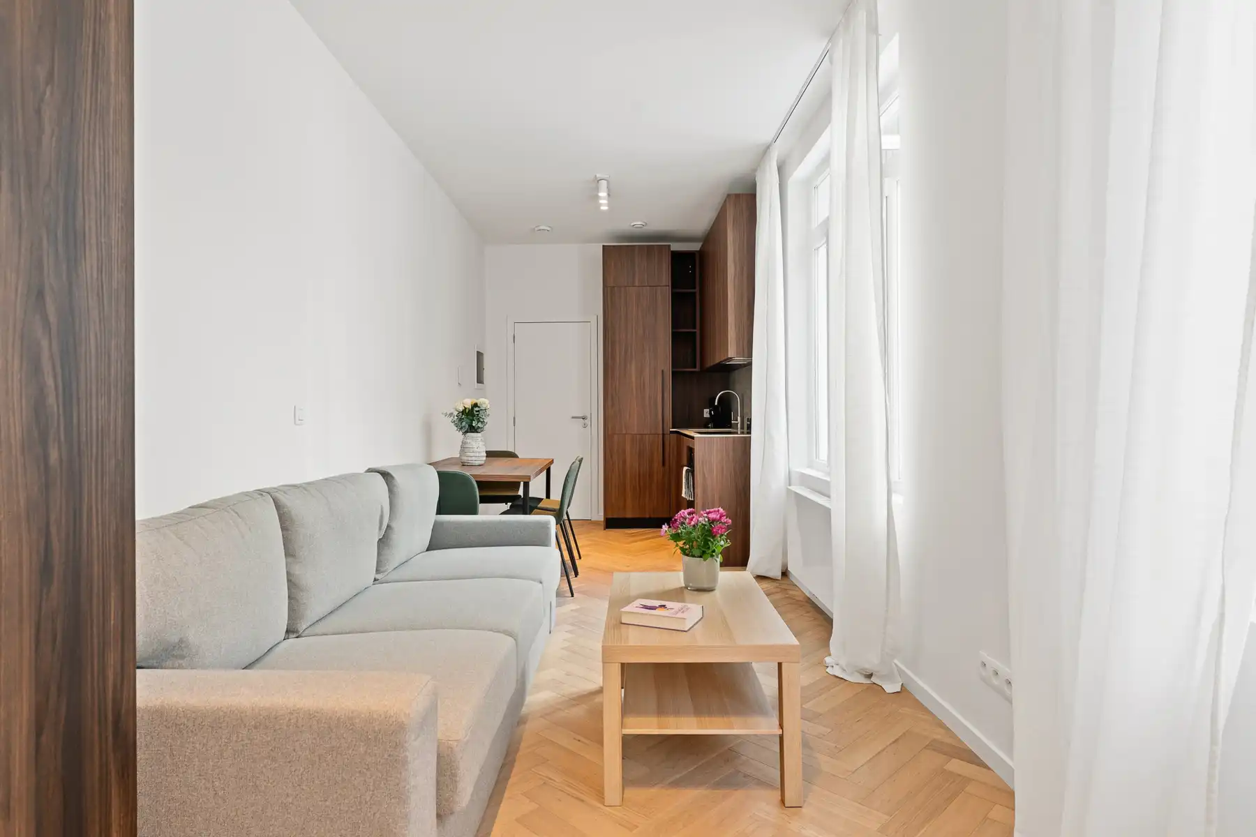 Gemeubelde studio te huur foto 3