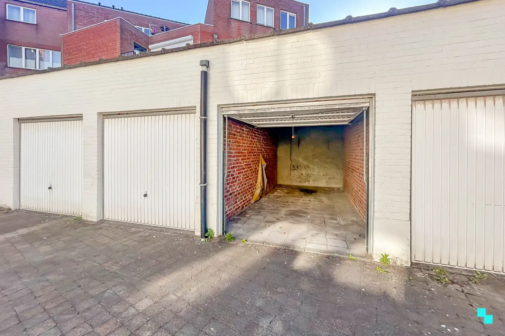 Afgesloten garagebox in centrum Tielt foto {{pictureIndex}}