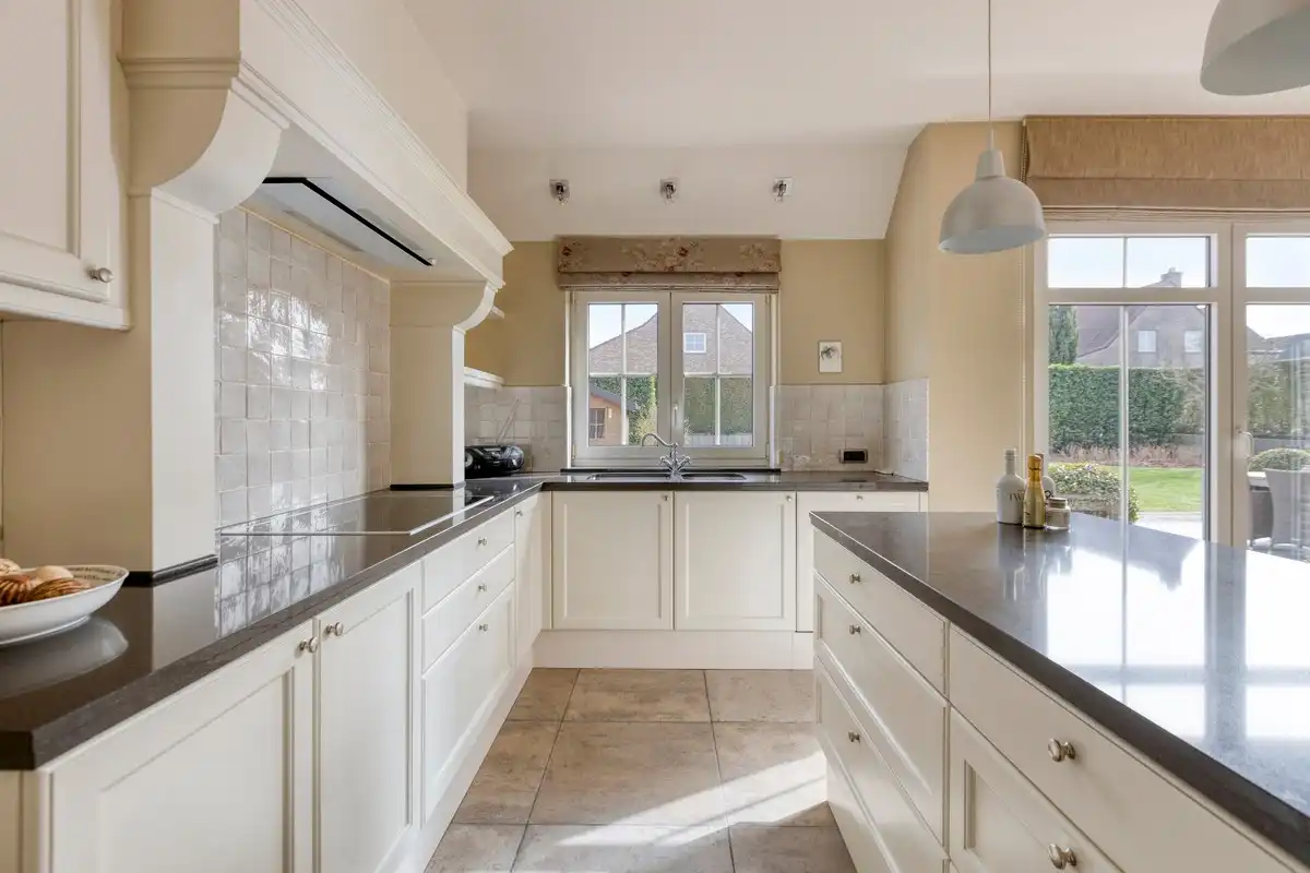 Ruime villa met prachtig aangelegde tuin in een rustige omgeving foto 10