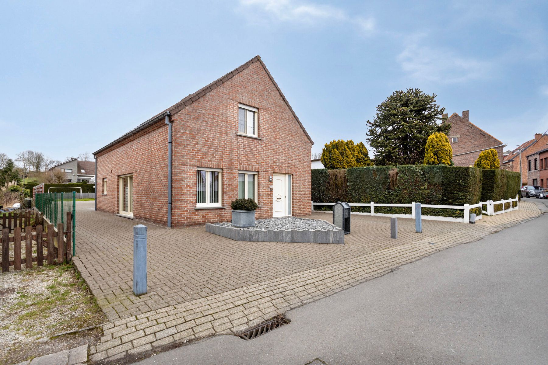 Open bebouwing met 3 slaapkamers en tuin! foto 2