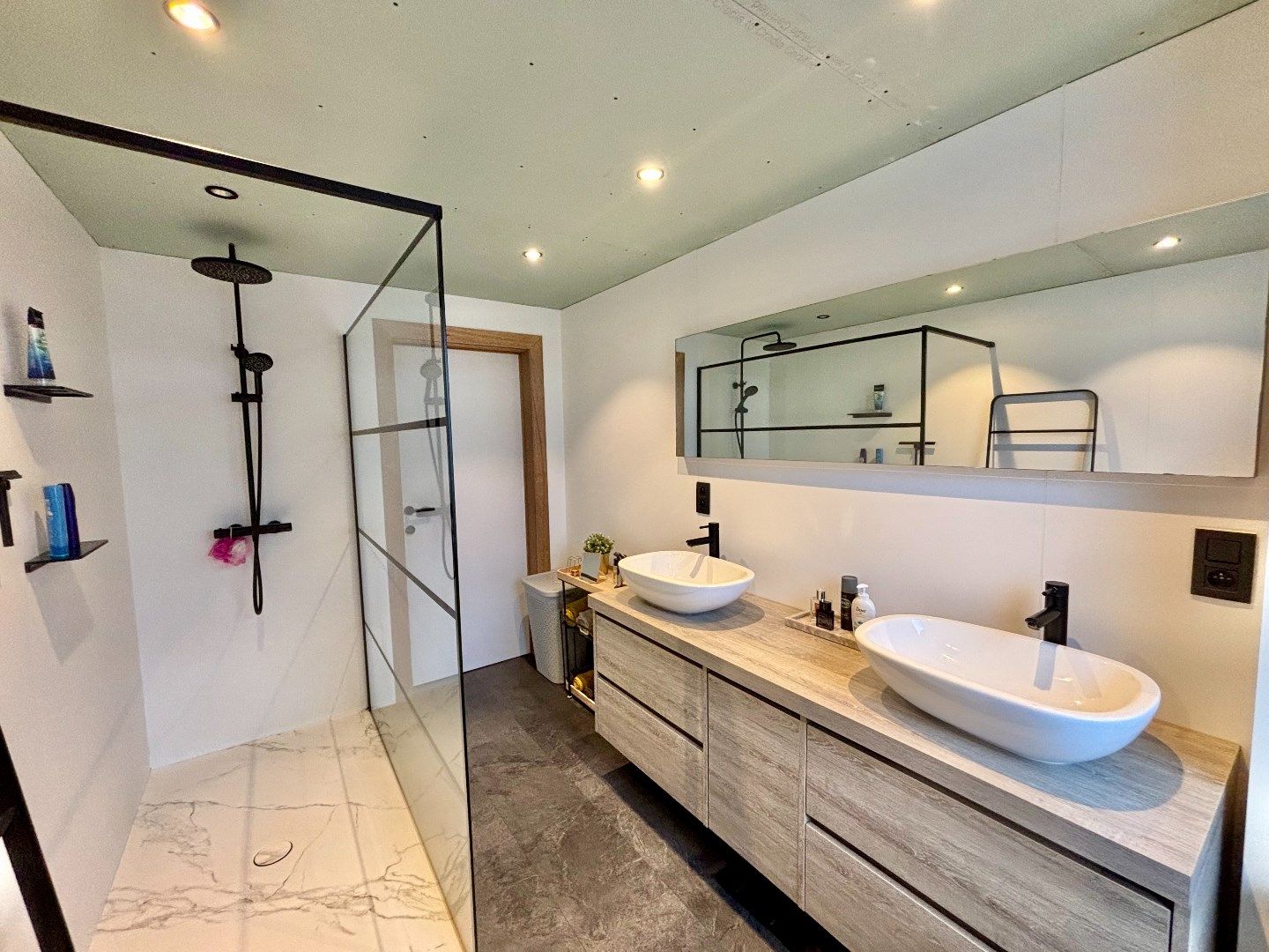 GOED ONDERHOUDEN WONING MET 3SLPK, PRACHTIGE BADKAMER EN GOED ONDERHOUDEN TUIN foto 6